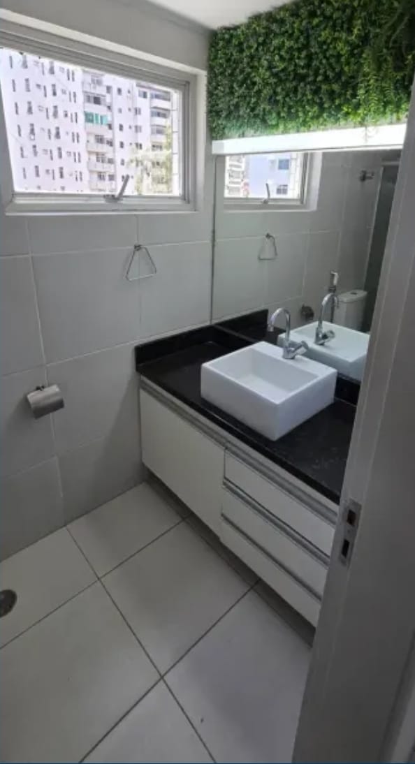 3 quartos (1 su&iacute;te). 85m&sup2;. 1 vaga de garagem. Nascente. Reformado Avenida Engenheiro Domingos Ferreira Recife - 