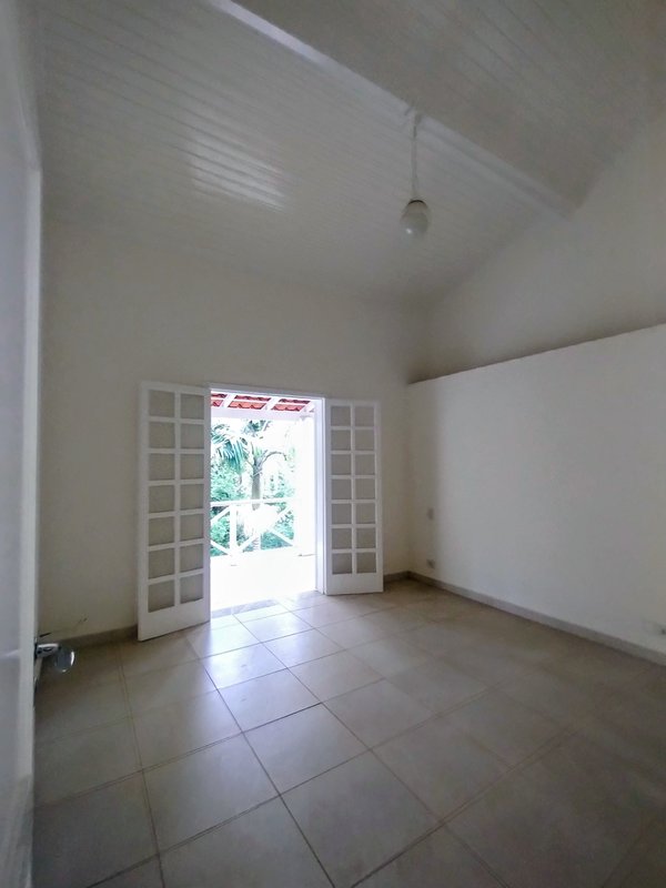 &Oacute;tima ch&aacute;cara &agrave; venda no Recanto dos P&aacute;ssaros  Jacareí - 