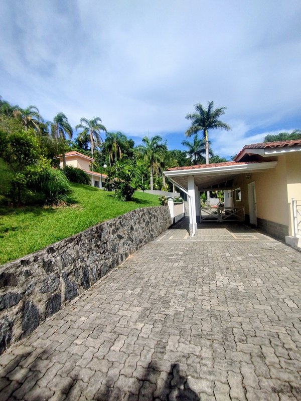 &Oacute;tima ch&aacute;cara &agrave; venda no Recanto dos P&aacute;ssaros  Jacareí - 