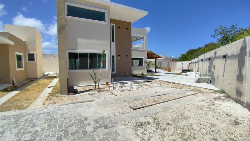 Casa - 4/4 - 3su&iacute;tes - 2 vagas Rua do Pesque e Pague Camaçari - 