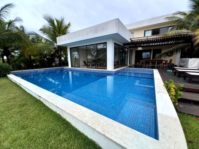 CASA 4 SU&Iacute;TES EM CONDOMINIO FECHADO PISCINA ACADEMIA QUADRA &Agrave; VENDA NA PRAIA DO FORTE  MATA DE SÃO JOÃO - 
