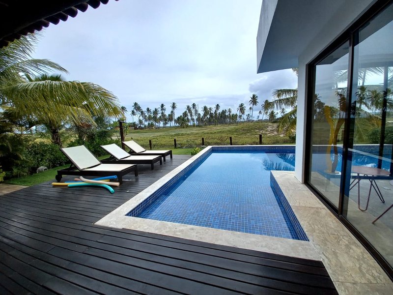 CASA 4 SU&Iacute;TES EM CONDOMINIO FECHADO PISCINA ACADEMIA QUADRA &Agrave; VENDA NA PRAIA DO FORTE  MATA DE SÃO JOÃO - 