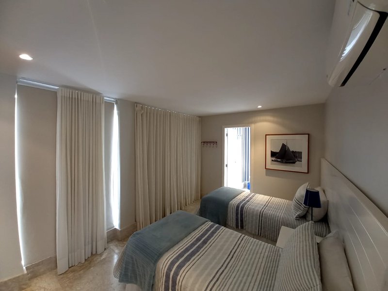 CASA 4 SU&Iacute;TES EM CONDOMINIO FECHADO PISCINA ACADEMIA QUADRA &Agrave; VENDA NA PRAIA DO FORTE  MATA DE SÃO JOÃO - 