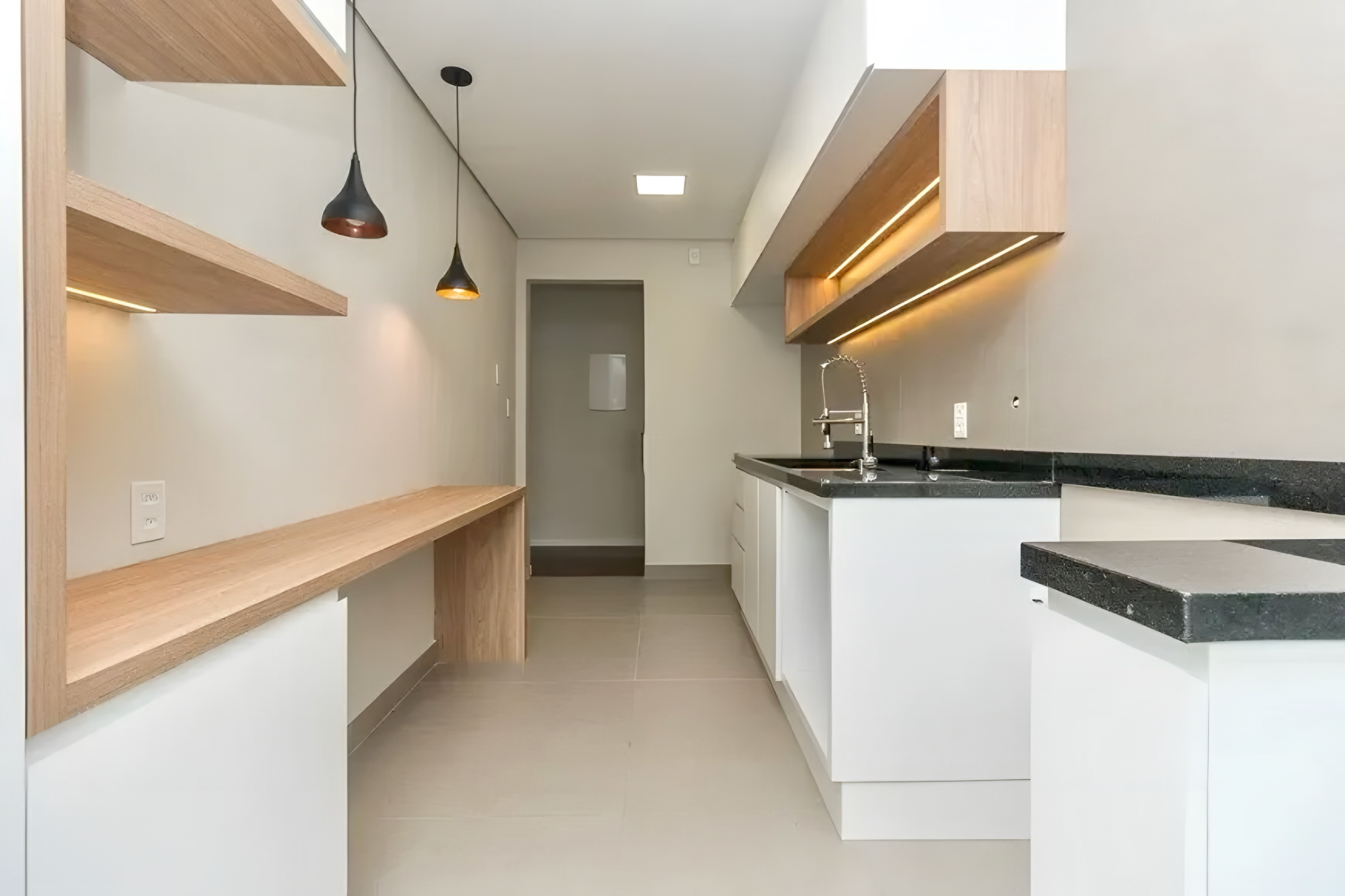 R$ 595.000 - APARTAMENTO - REFORMADO - DE FRENTE - 94M2 - 3 DORM - SU&Iacute;TE - 1 VAGA Rua Felicíssimo de Azevedo Porto Alegre - 