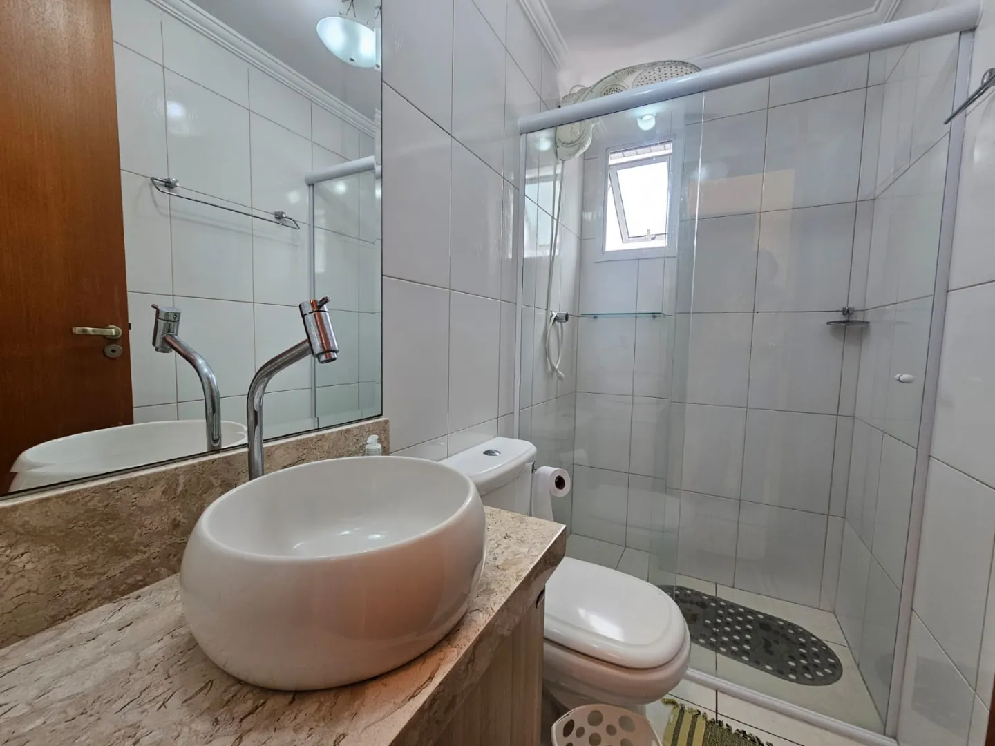 Bel&iacute;ssimo apartamento completo com vista para praia Rua Tupinambás - - 
