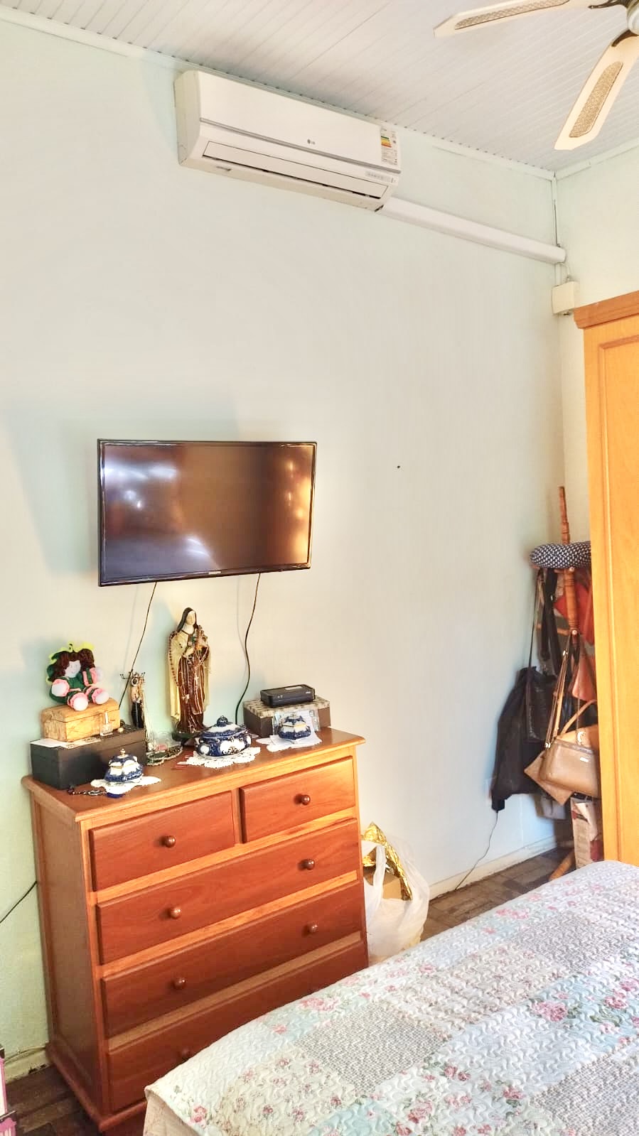 R$ 580.000 - TERRENO COM CASA DE ALVENARIA - 254M2 - 3 DORM - VAGAS PARA VE&Iacute;CULOS Avenida Berlim Porto Alegre - 