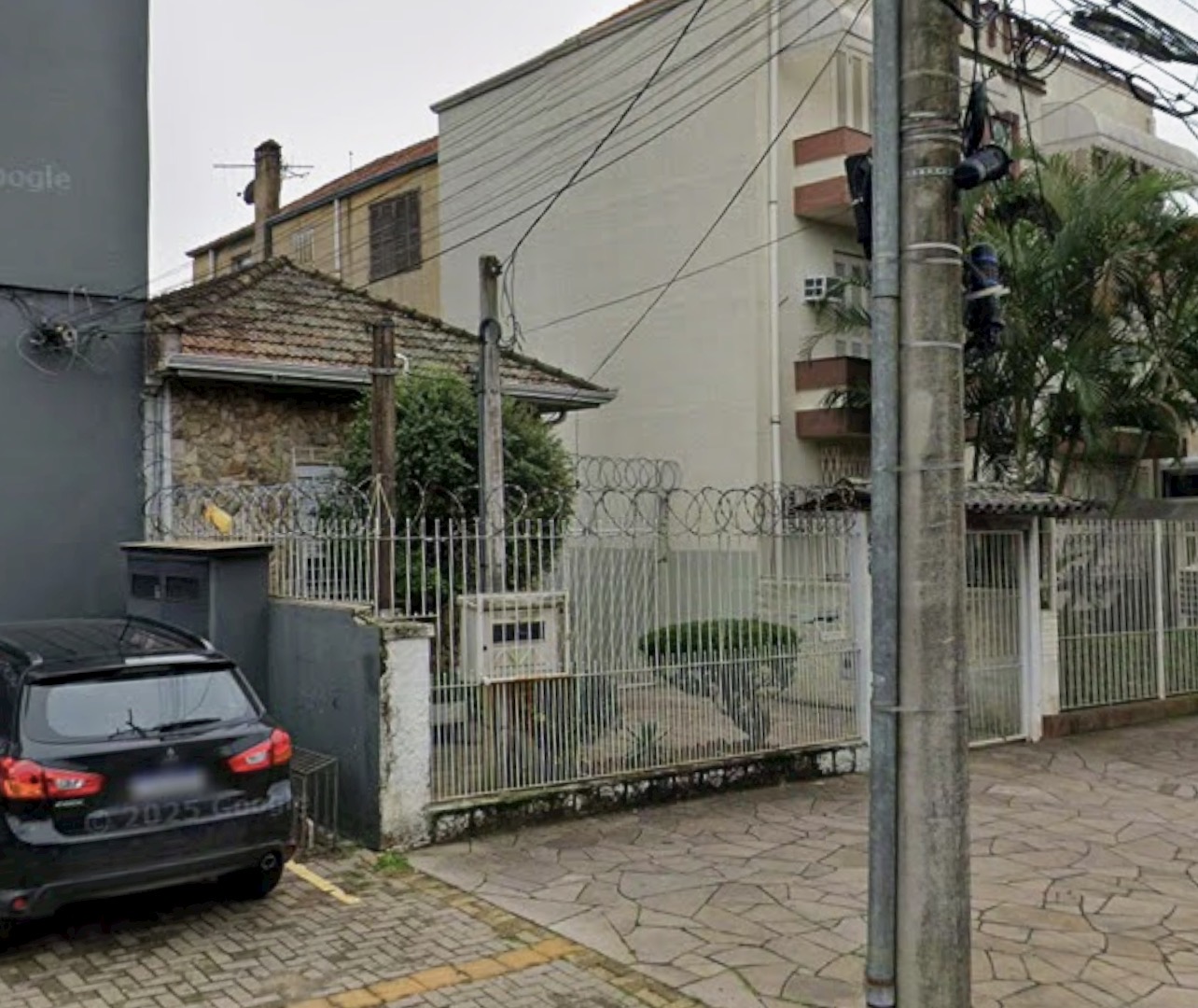 R$ 580.000 - TERRENO COM CASA DE ALVENARIA - 254M2 - 3 DORM - VAGAS PARA VE&Iacute;CULOS Avenida Berlim Porto Alegre - 