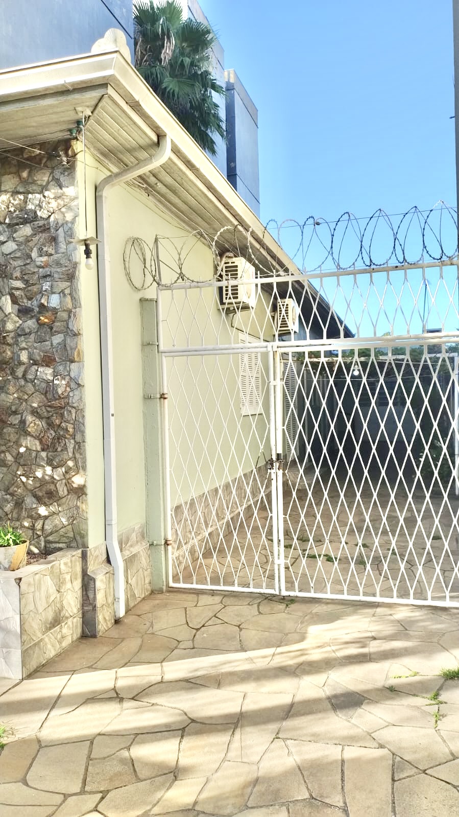 R$ 580.000 - TERRENO COM CASA DE ALVENARIA - 254M2 - 3 DORM - VAGAS PARA VE&Iacute;CULOS Avenida Berlim Porto Alegre - 