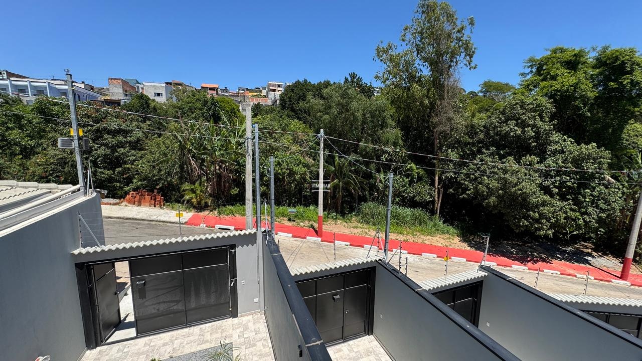 Sobrado 3 dormit&oacute;rios sendo 1 su&iacute;te + 2 vagas de garagem  Itaquaquecetuba - 