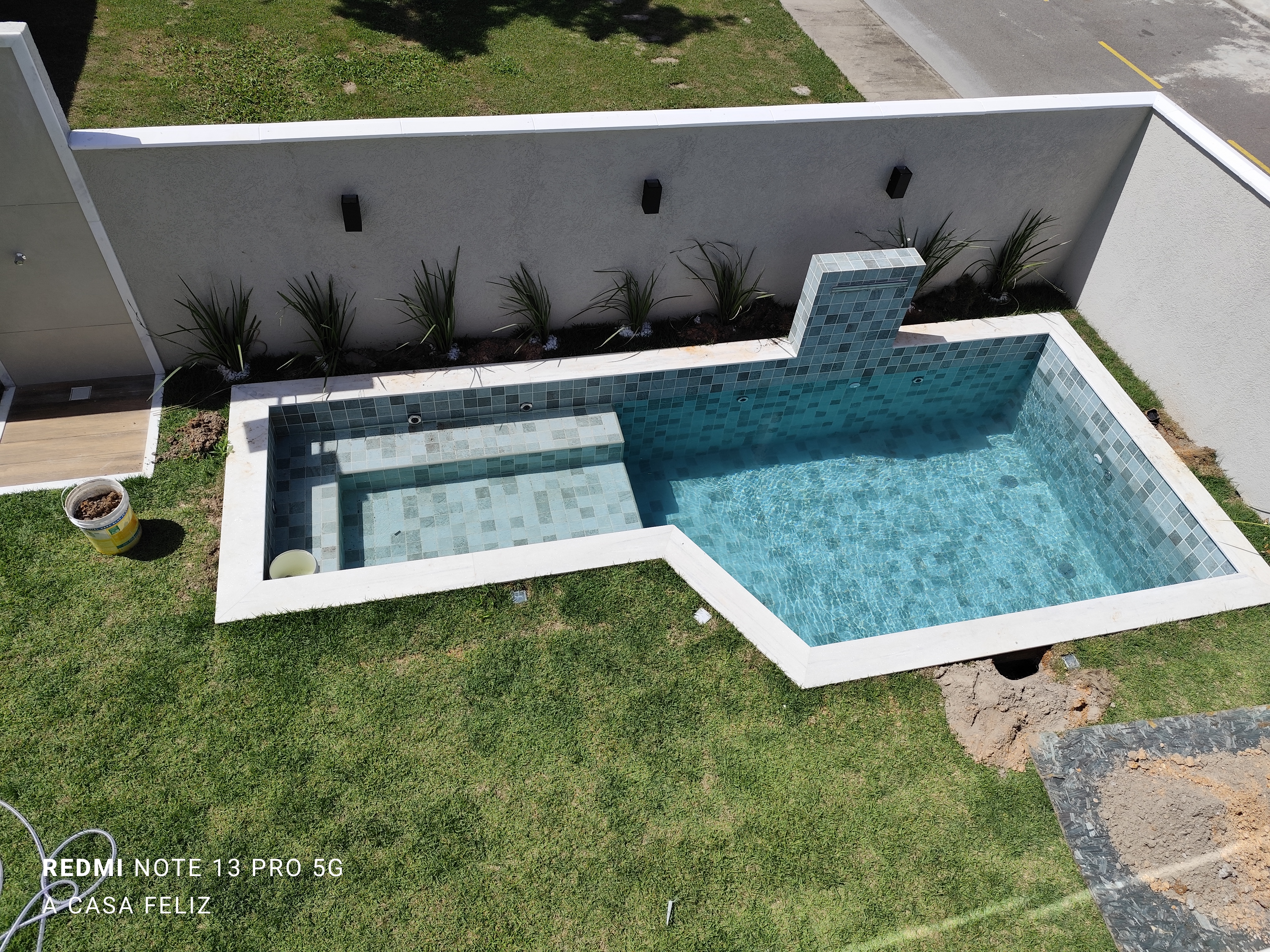 EXCELENTE CASA &Agrave; VENDA (4 Su&iacute;tes)  &ndash; CONDOM&Iacute;NIO HORTOVILLE Rua Sucupió Camaçari - 