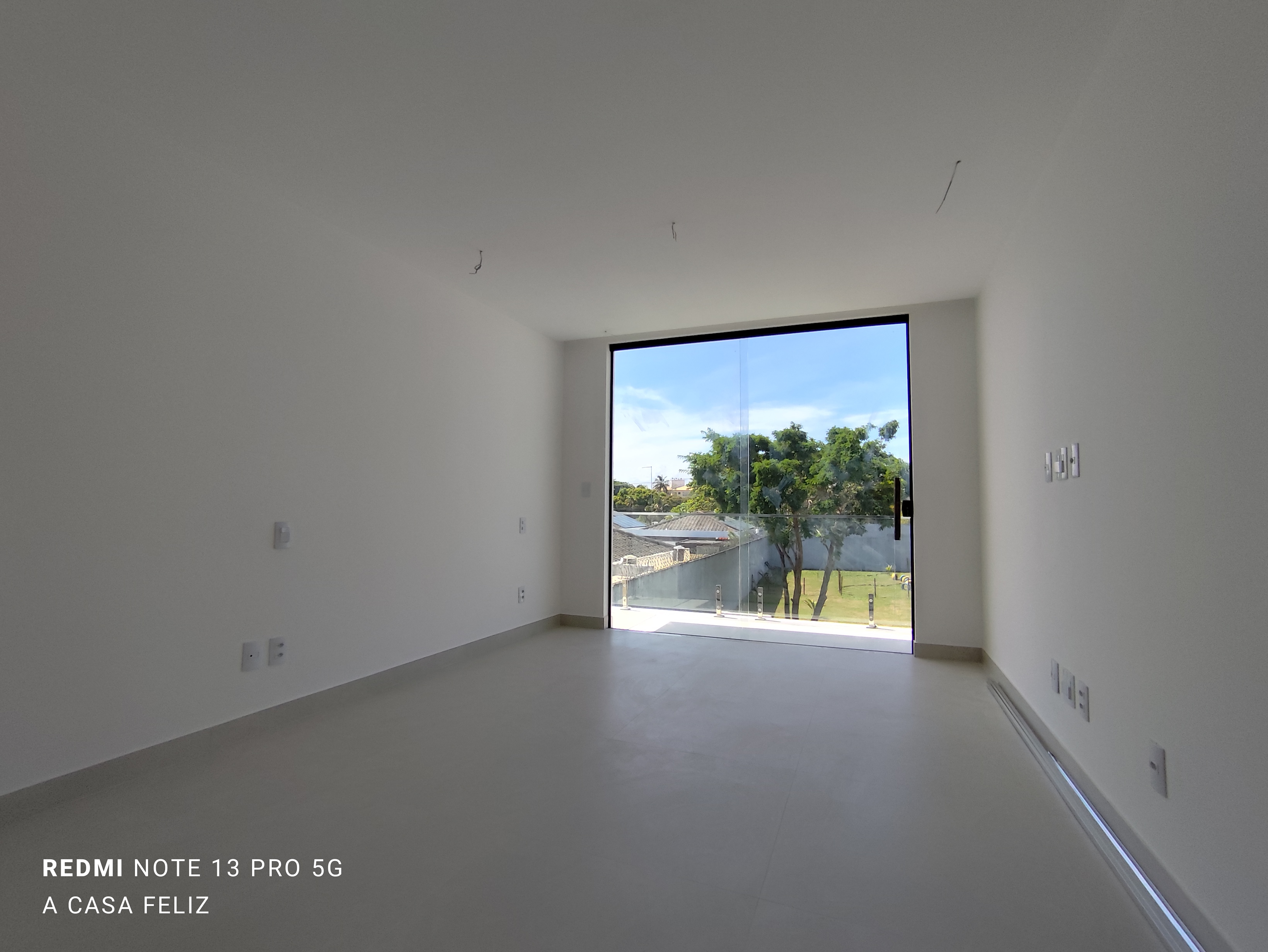 EXCELENTE CASA &Agrave; VENDA (4 Su&iacute;tes)  &ndash; CONDOM&Iacute;NIO HORTOVILLE Rua Sucupió Camaçari - 