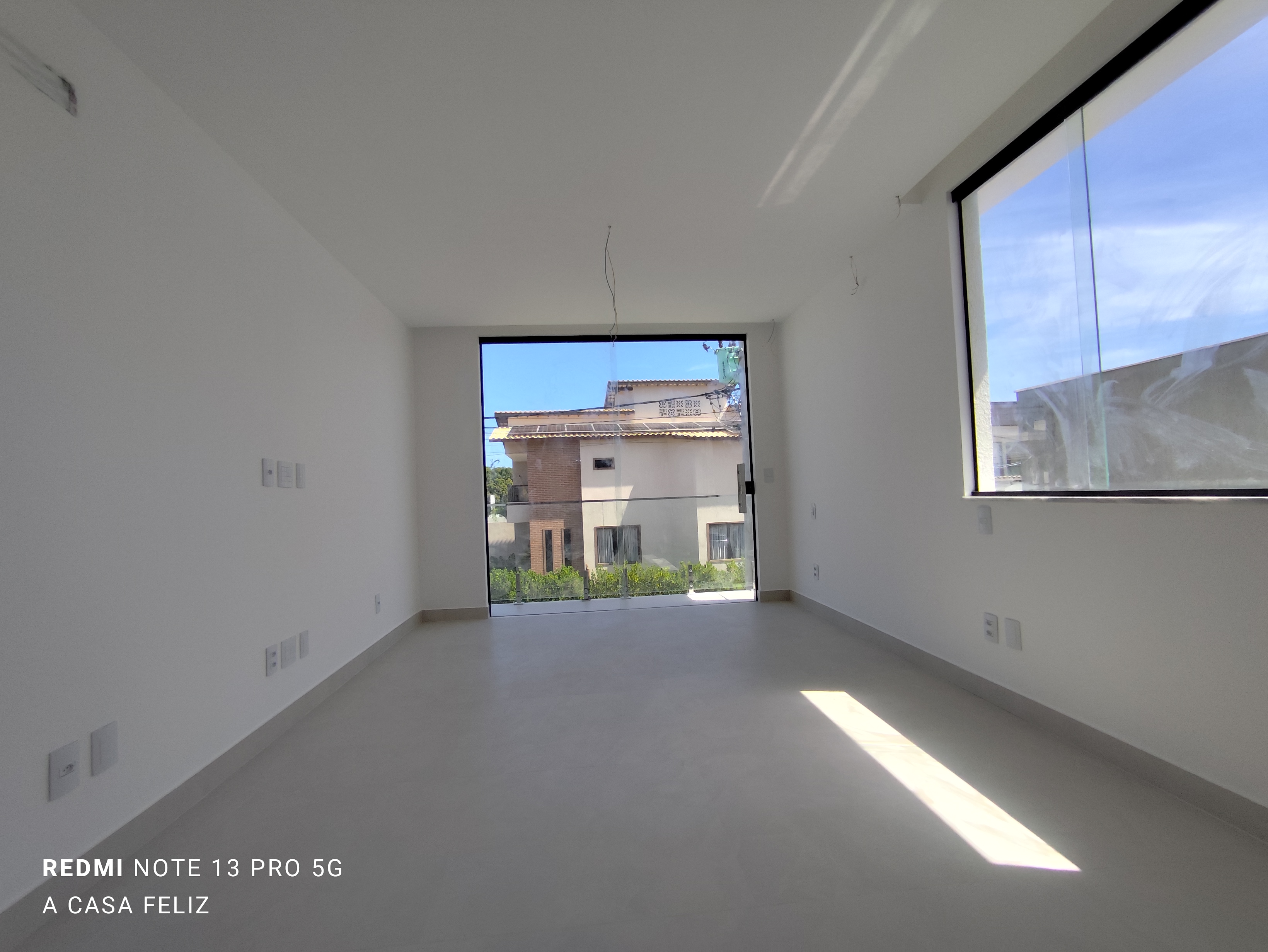 EXCELENTE CASA &Agrave; VENDA (4 Su&iacute;tes)  &ndash; CONDOM&Iacute;NIO HORTOVILLE Rua Sucupió Camaçari - 