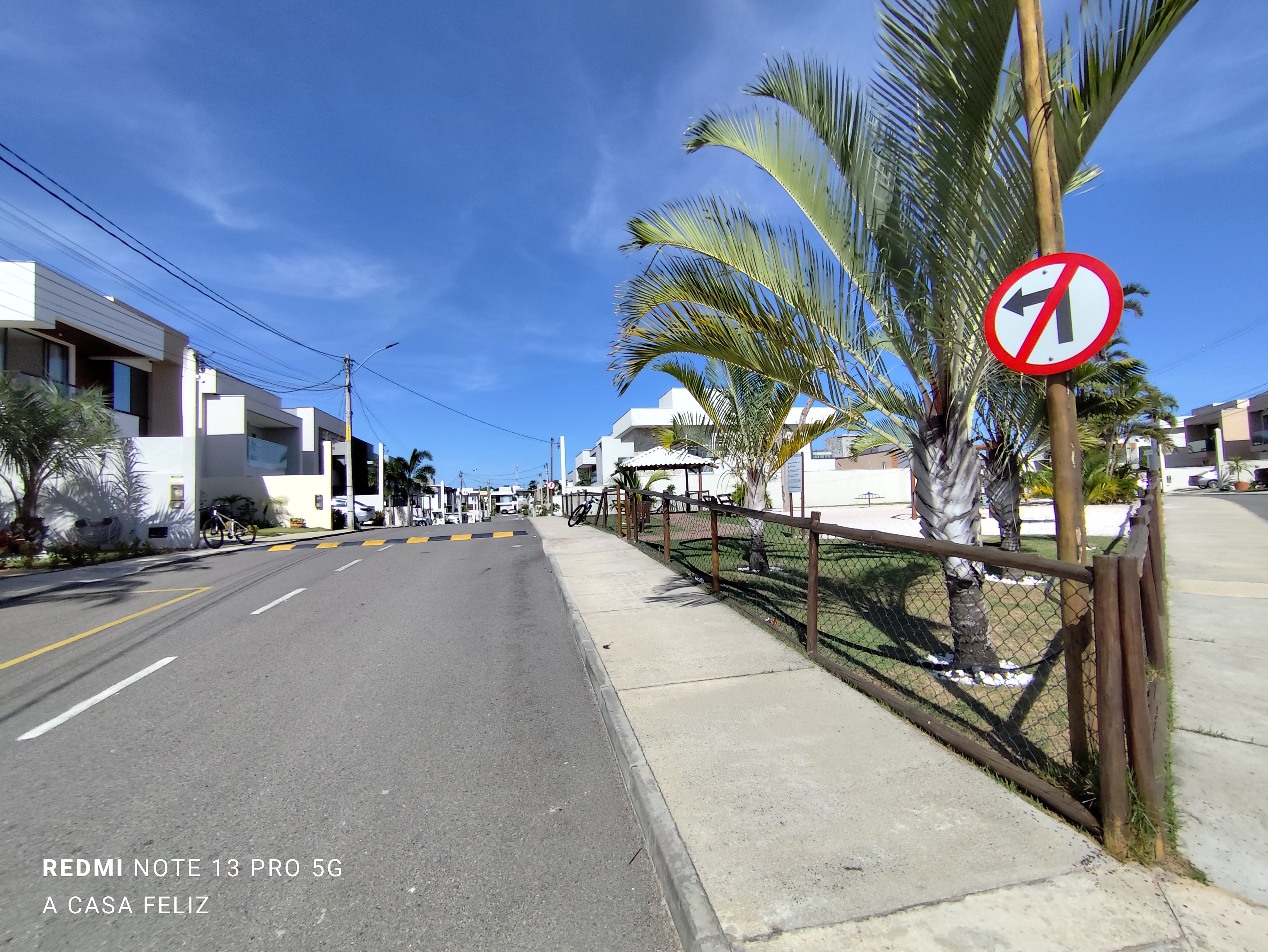 EXCELENTE CASA &Agrave; VENDA (4 Su&iacute;tes)  &ndash; CONDOM&Iacute;NIO HORTOVILLE Rua Sucupió Camaçari - 