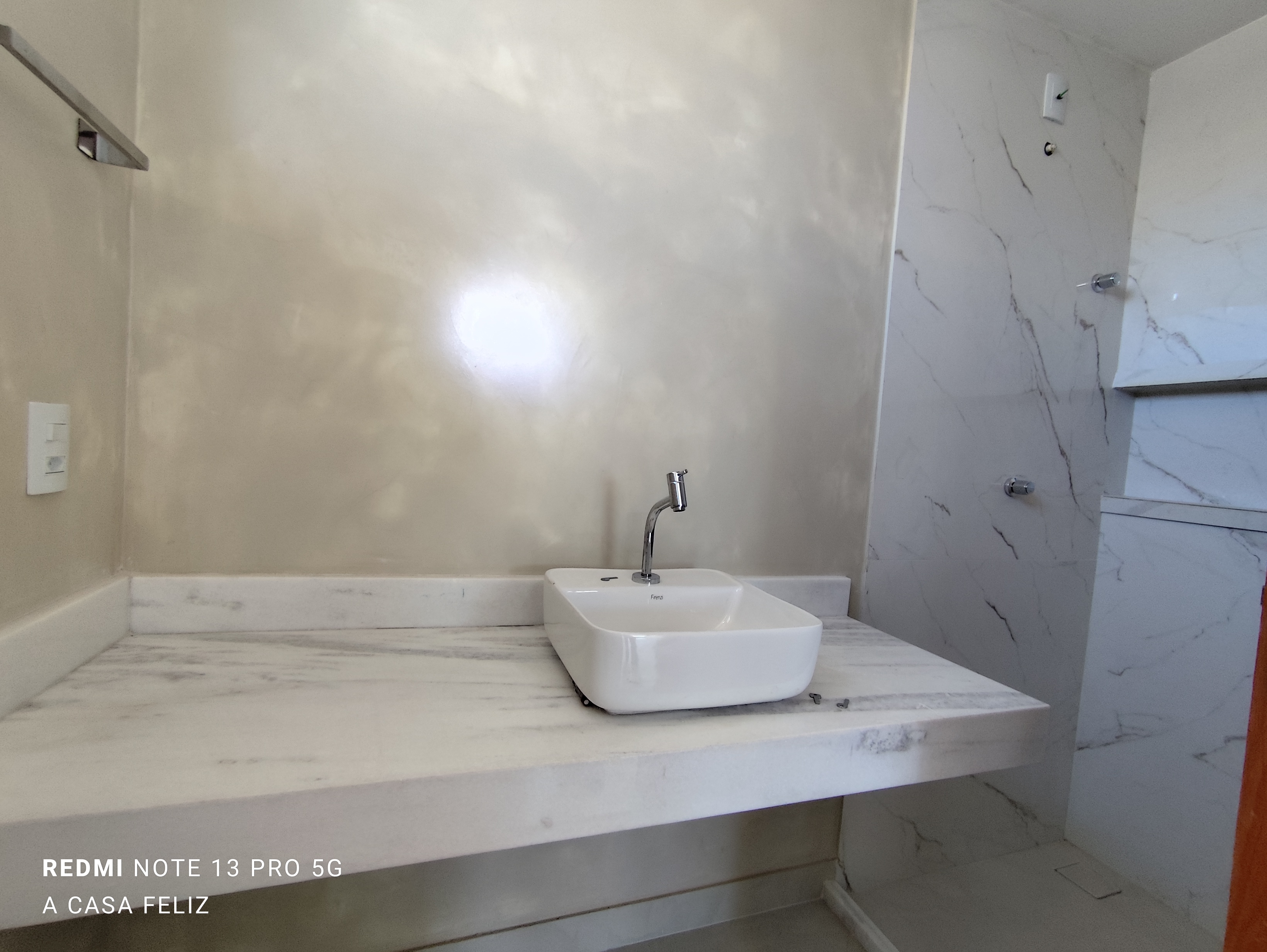 EXCELENTE CASA &Agrave; VENDA (4 Su&iacute;tes)  &ndash; CONDOM&Iacute;NIO HORTOVILLE Rua Sucupió Camaçari - 