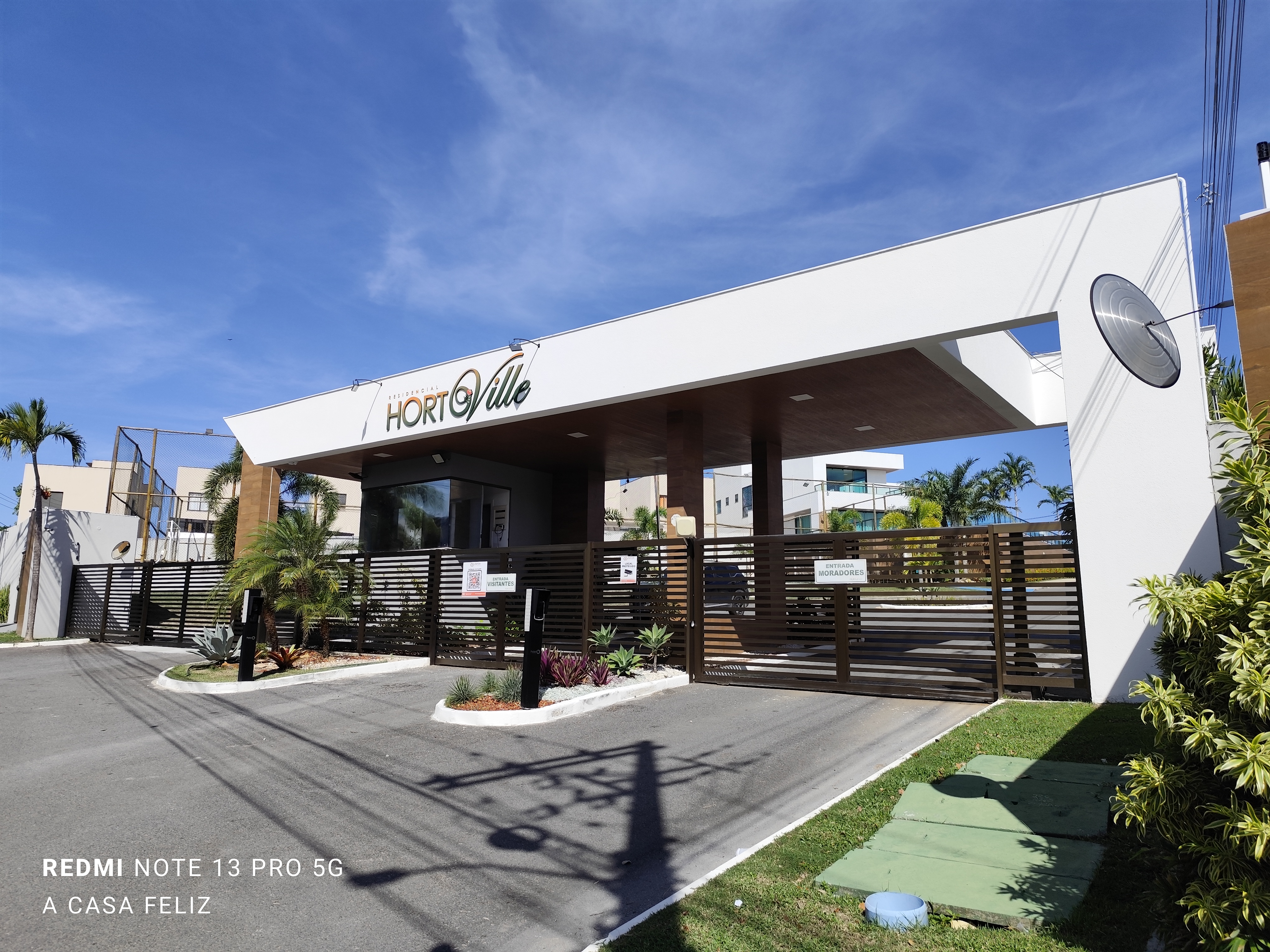 EXCELENTE CASA &Agrave; VENDA (4 Su&iacute;tes)  &ndash; CONDOM&Iacute;NIO HORTOVILLE Rua Sucupió Camaçari - 