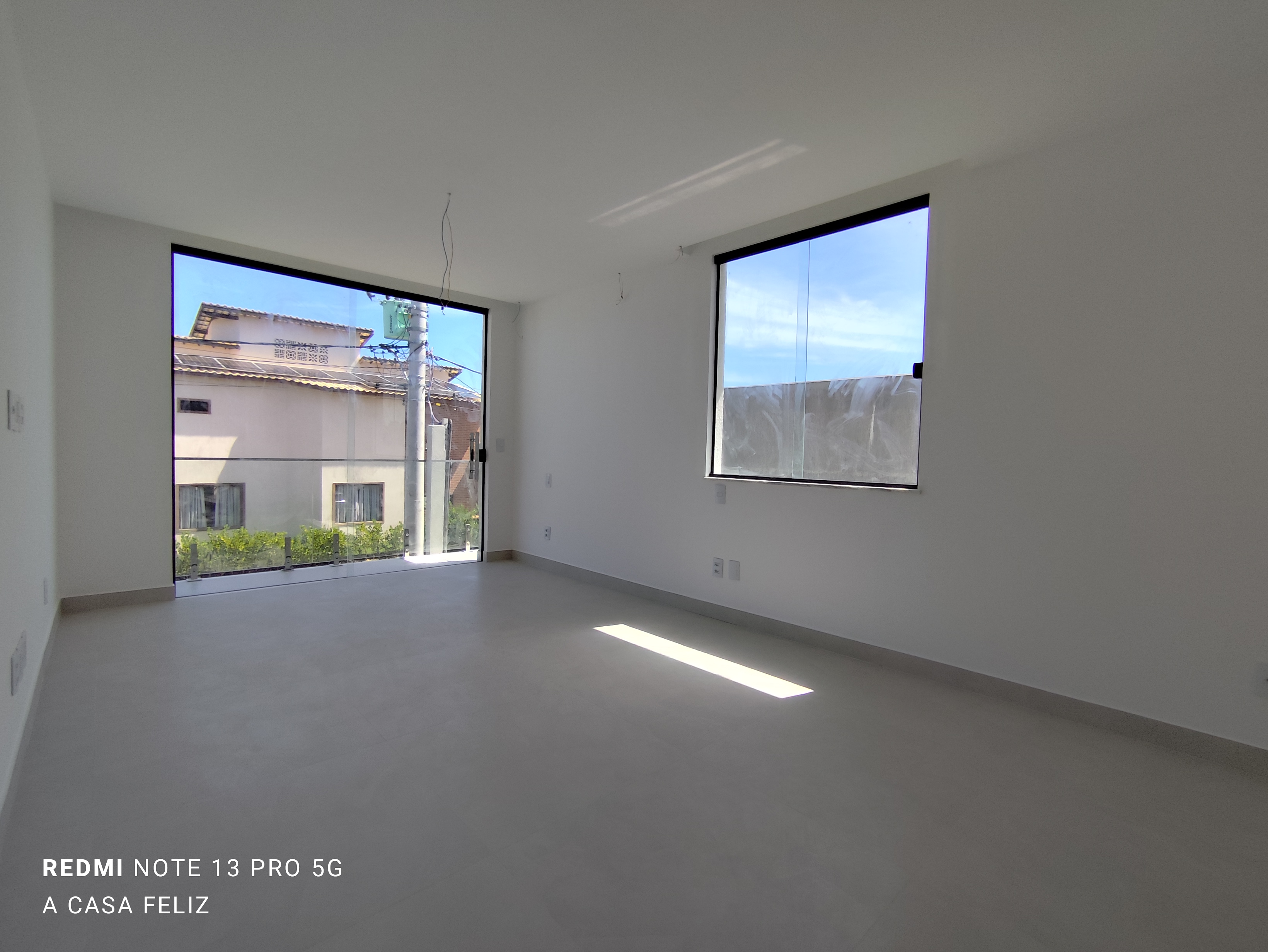 EXCELENTE CASA &Agrave; VENDA (4 Su&iacute;tes)  &ndash; CONDOM&Iacute;NIO HORTOVILLE Rua Sucupió Camaçari - 