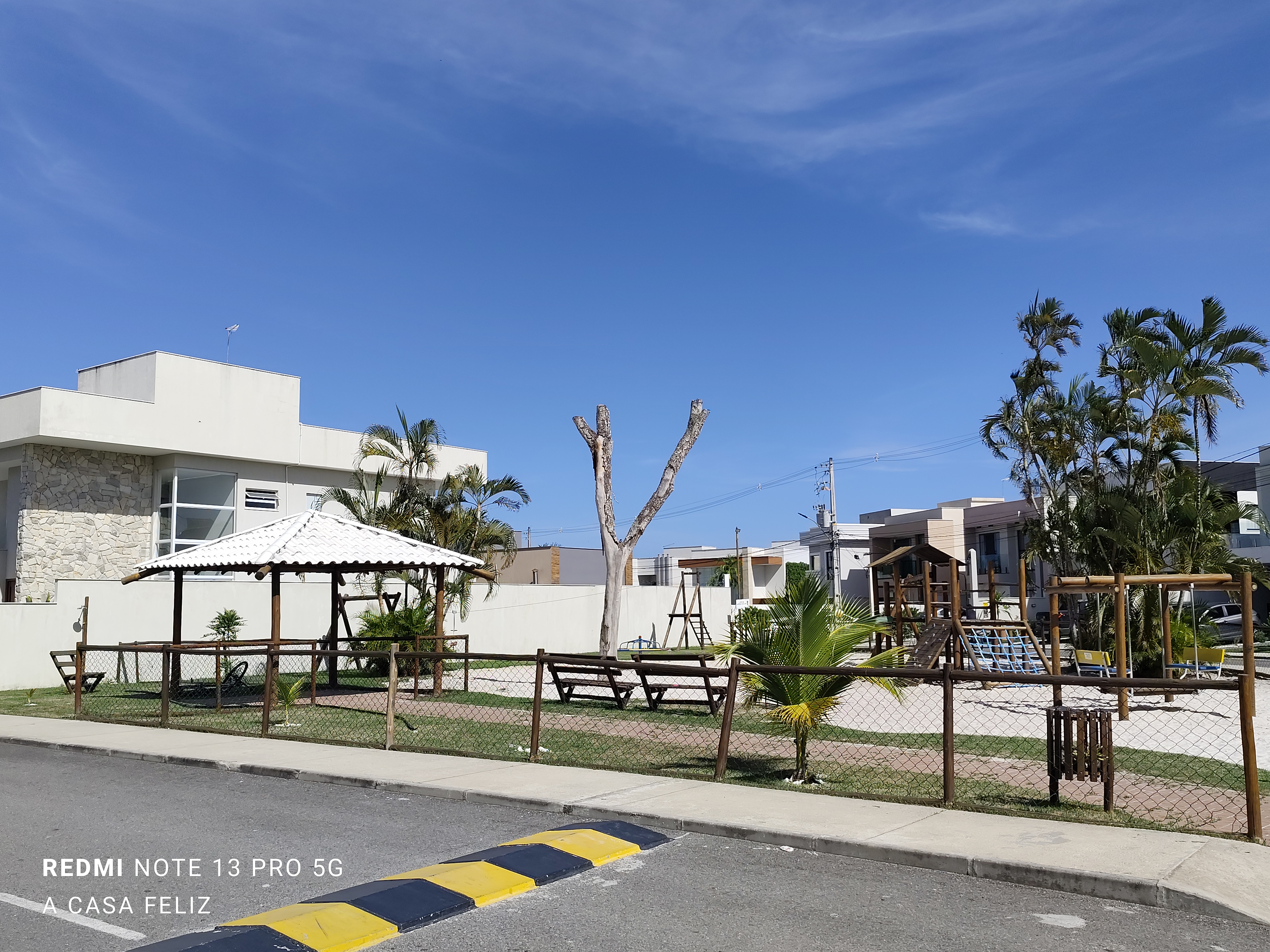 EXCELENTE CASA &Agrave; VENDA (4 Su&iacute;tes)  &ndash; CONDOM&Iacute;NIO HORTOVILLE Rua Sucupió Camaçari - 