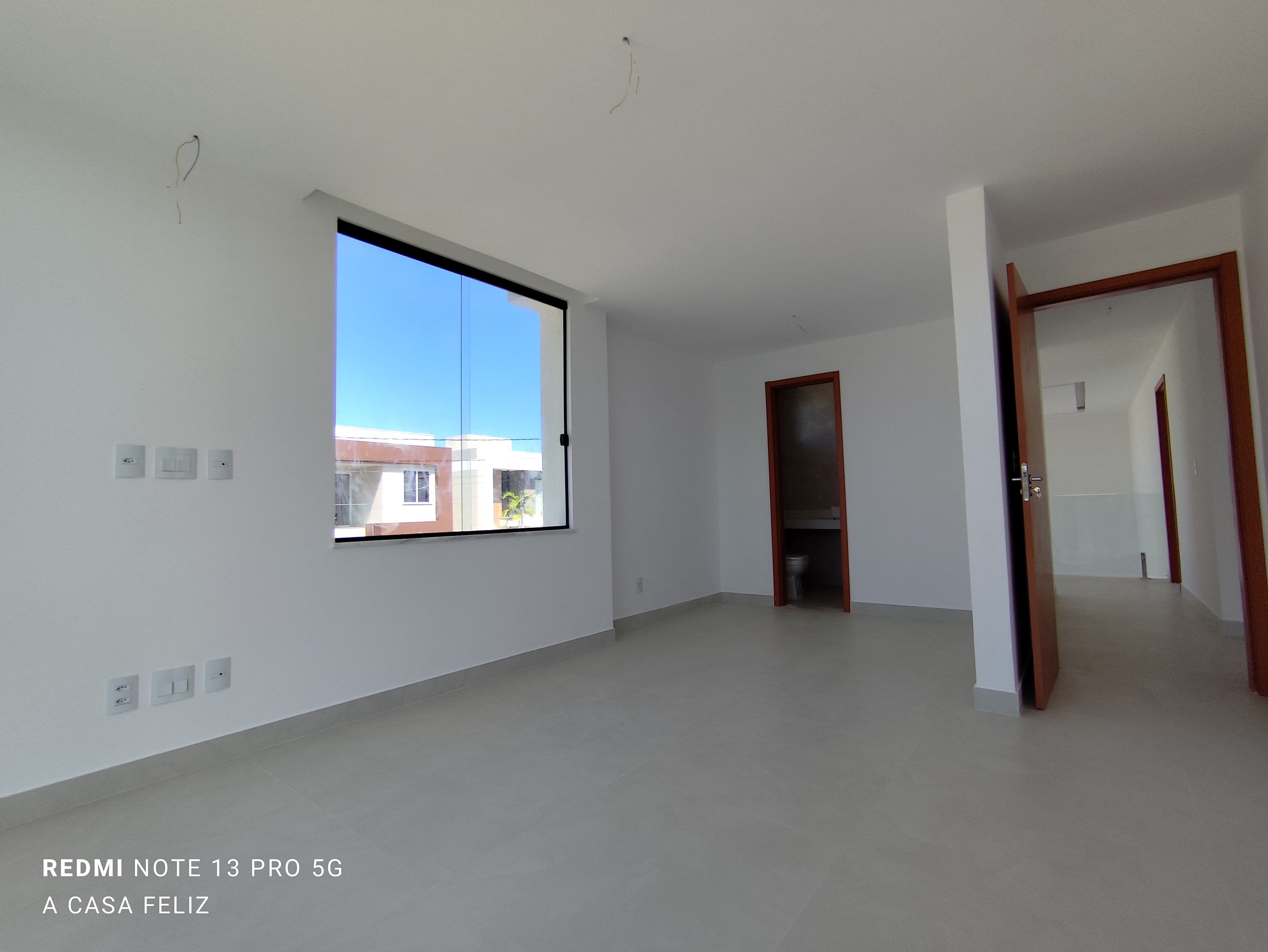 EXCELENTE CASA &Agrave; VENDA (4 Su&iacute;tes)  &ndash; CONDOM&Iacute;NIO HORTOVILLE Rua Sucupió Camaçari - 