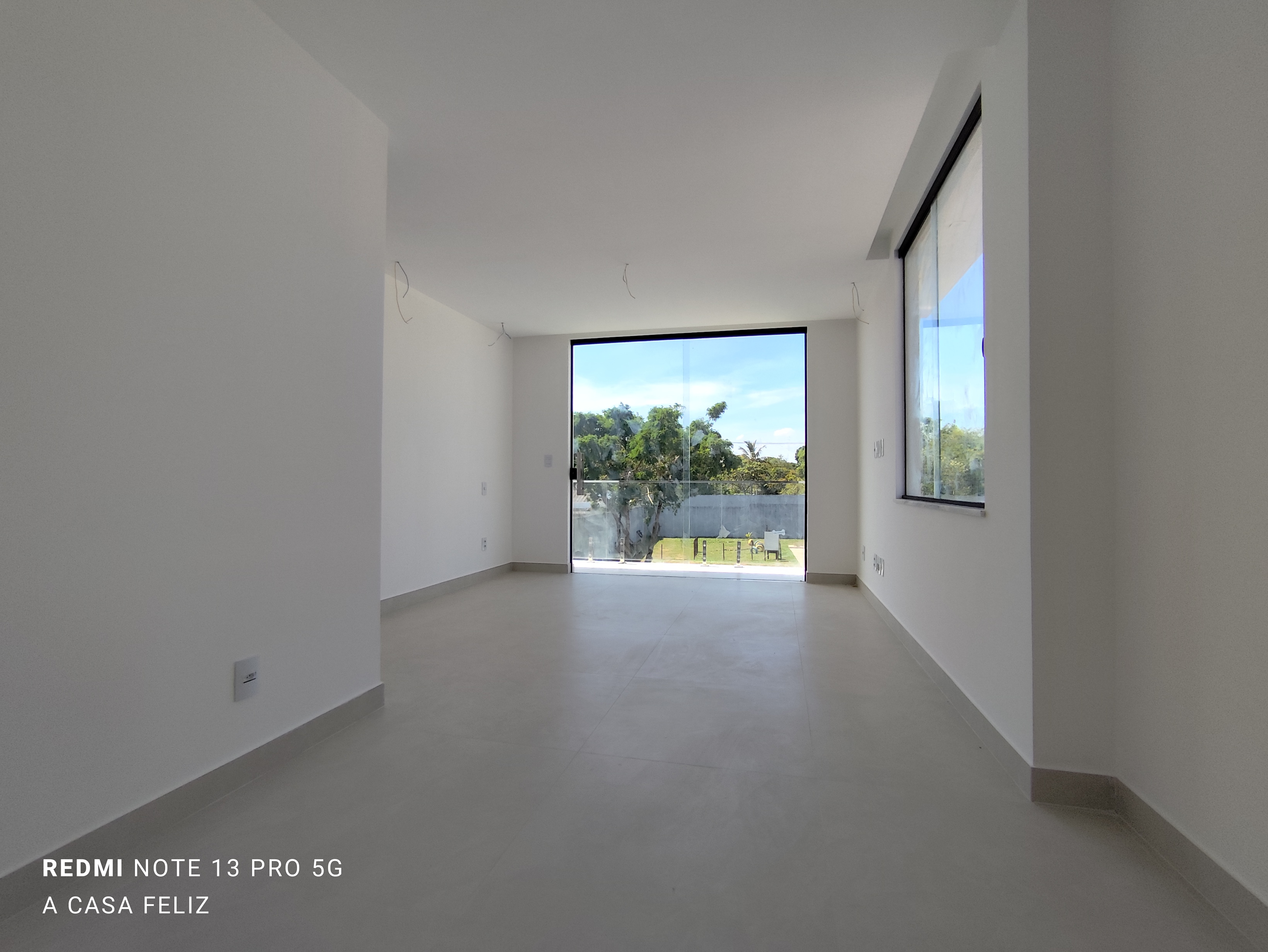 EXCELENTE CASA &Agrave; VENDA (4 Su&iacute;tes)  &ndash; CONDOM&Iacute;NIO HORTOVILLE Rua Sucupió Camaçari - 