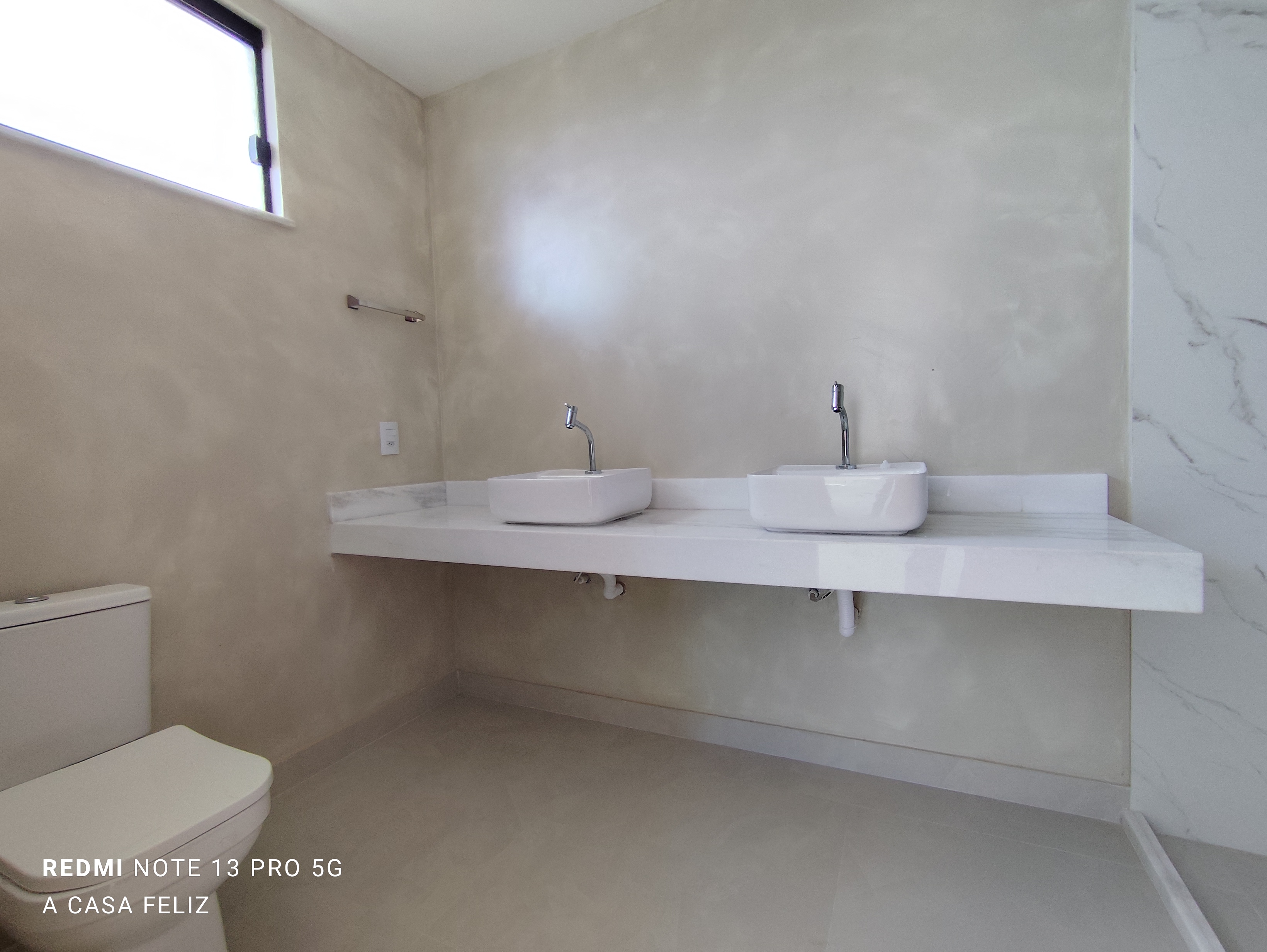 EXCELENTE CASA &Agrave; VENDA (4 Su&iacute;tes)  &ndash; CONDOM&Iacute;NIO HORTOVILLE Rua Sucupió Camaçari - 