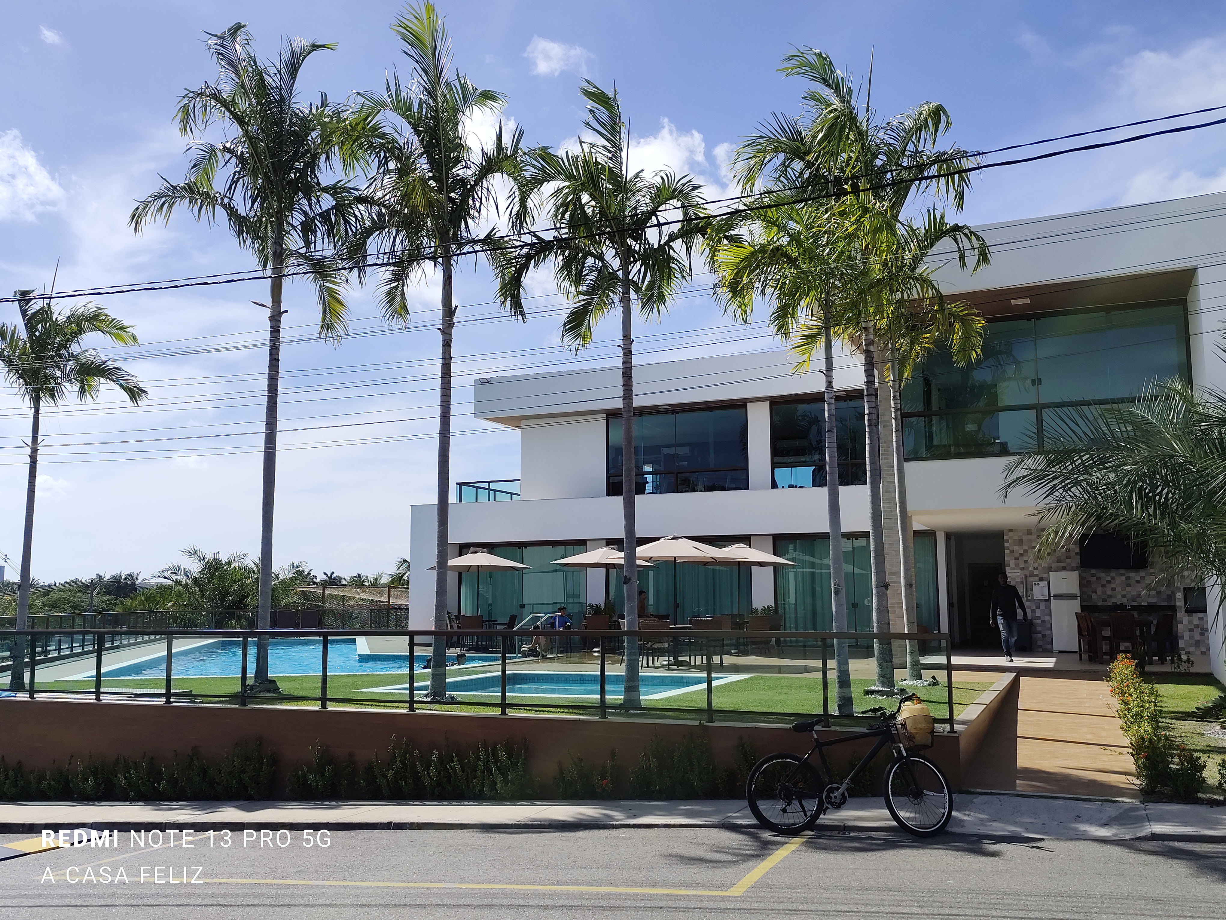 EXCELENTE CASA &Agrave; VENDA (4 Su&iacute;tes)  &ndash; CONDOM&Iacute;NIO HORTOVILLE Rua Sucupió Camaçari - 