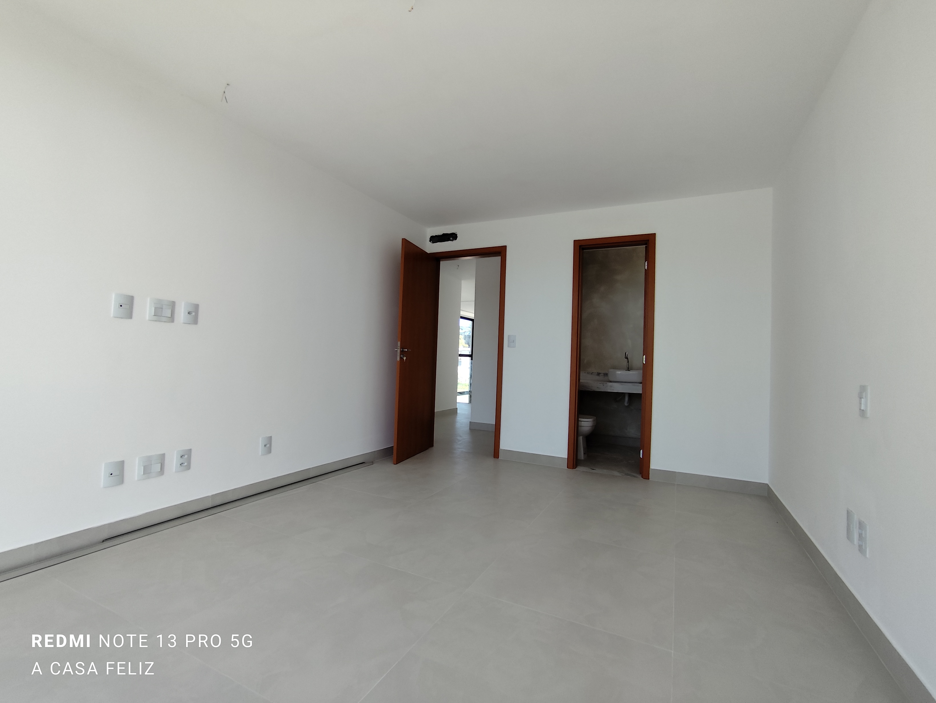 EXCELENTE CASA &Agrave; VENDA (4 Su&iacute;tes)  &ndash; CONDOM&Iacute;NIO HORTOVILLE Rua Sucupió Camaçari - 