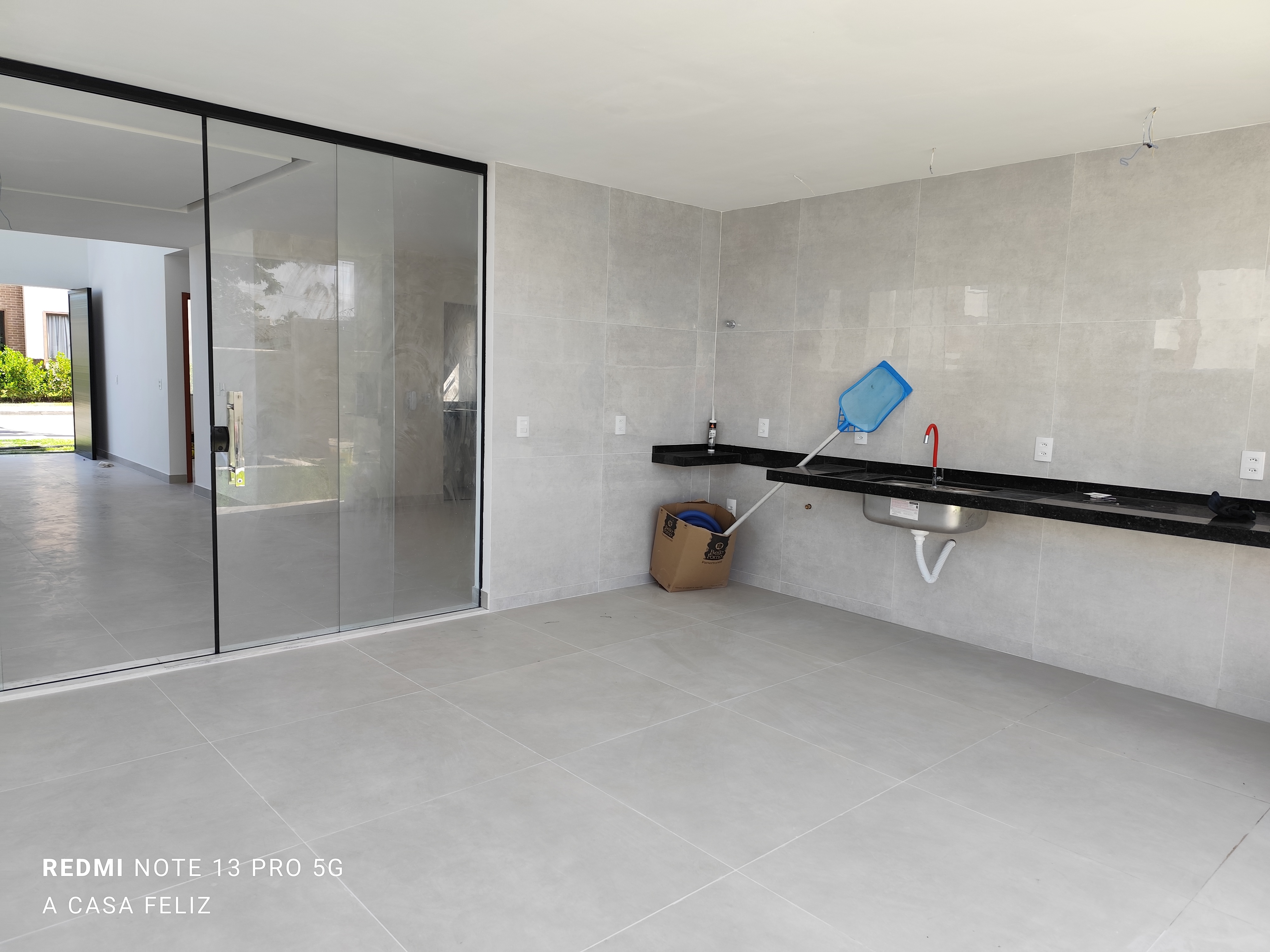 EXCELENTE CASA &Agrave; VENDA (4 Su&iacute;tes)  &ndash; CONDOM&Iacute;NIO HORTOVILLE Rua Sucupió Camaçari - 