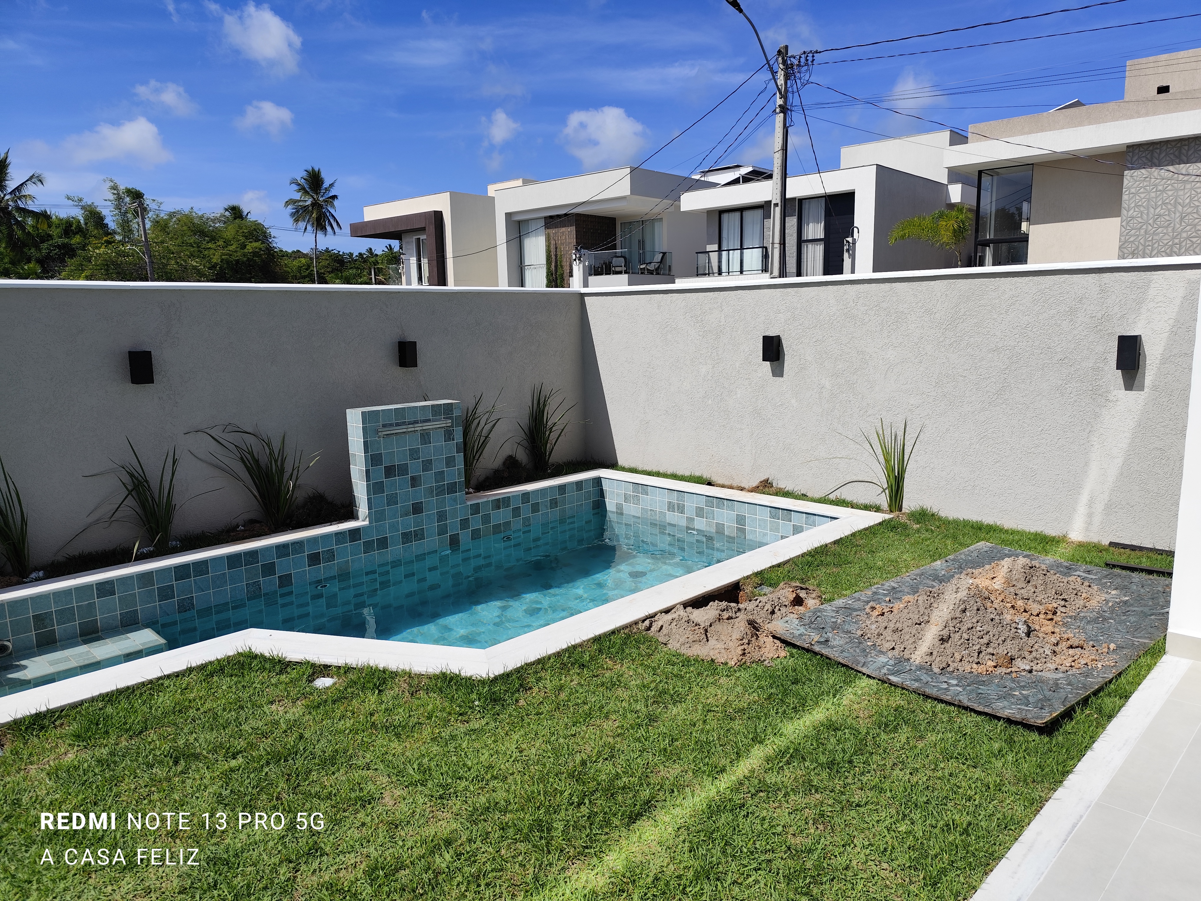 EXCELENTE CASA &Agrave; VENDA (4 Su&iacute;tes)  &ndash; CONDOM&Iacute;NIO HORTOVILLE Rua Sucupió Camaçari - 