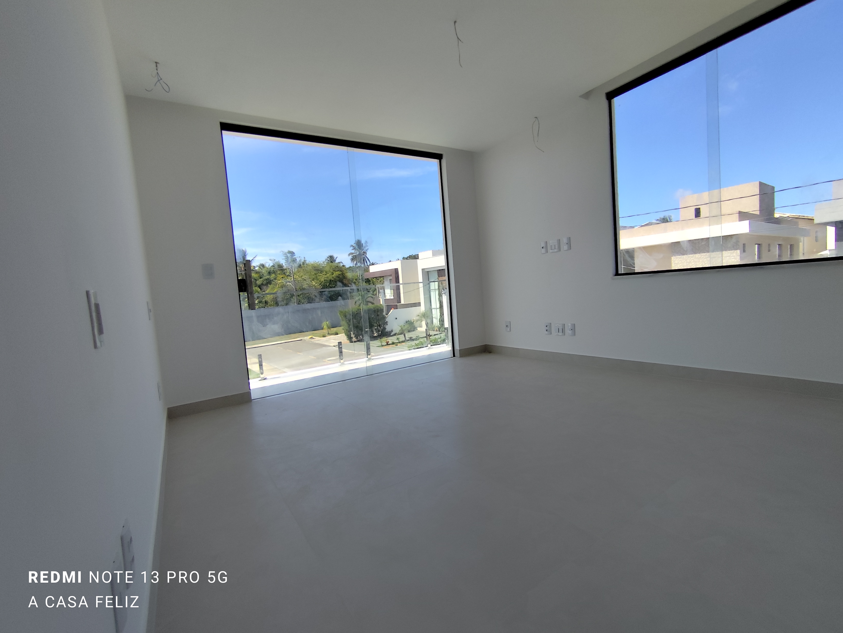 EXCELENTE CASA &Agrave; VENDA (4 Su&iacute;tes)  &ndash; CONDOM&Iacute;NIO HORTOVILLE Rua Sucupió Camaçari - 