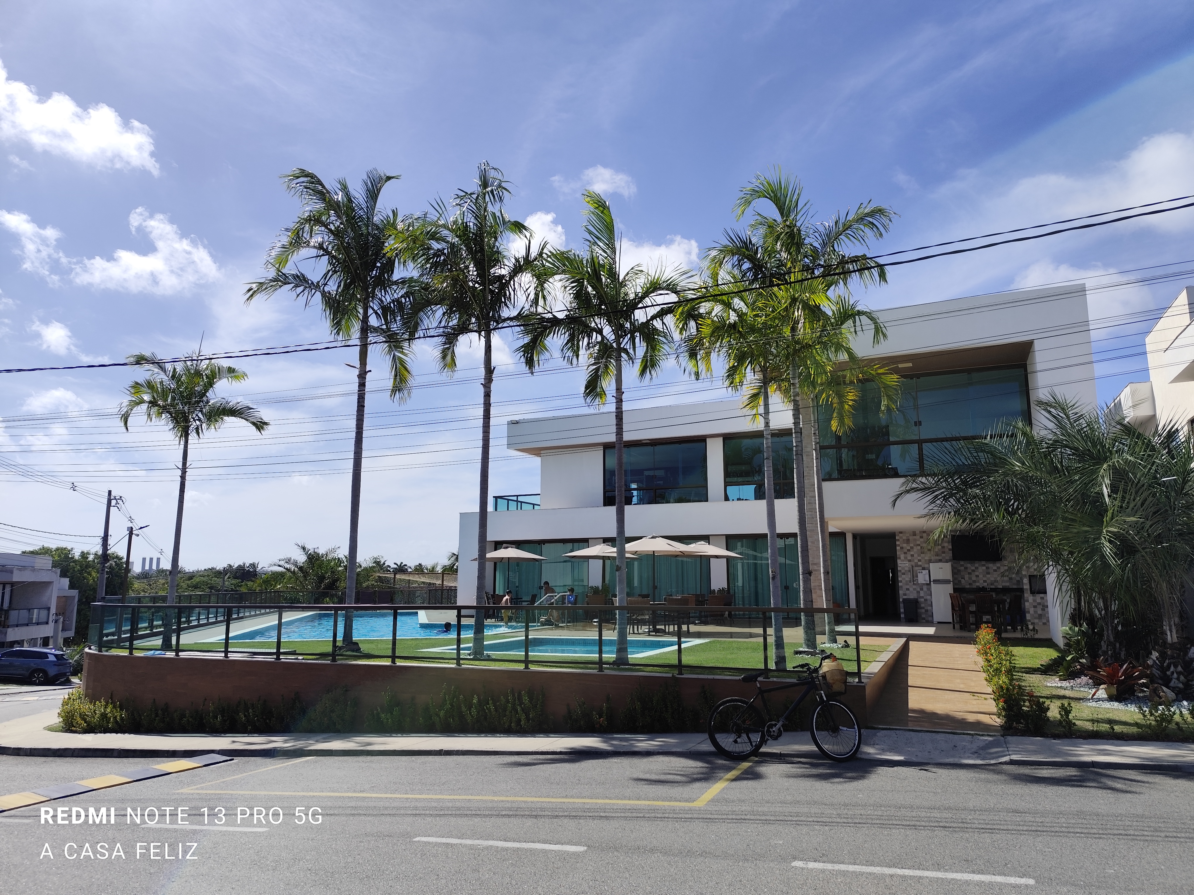 EXCELENTE CASA &Agrave; VENDA (4 Su&iacute;tes)  &ndash; CONDOM&Iacute;NIO HORTOVILLE Rua Sucupió Camaçari - 