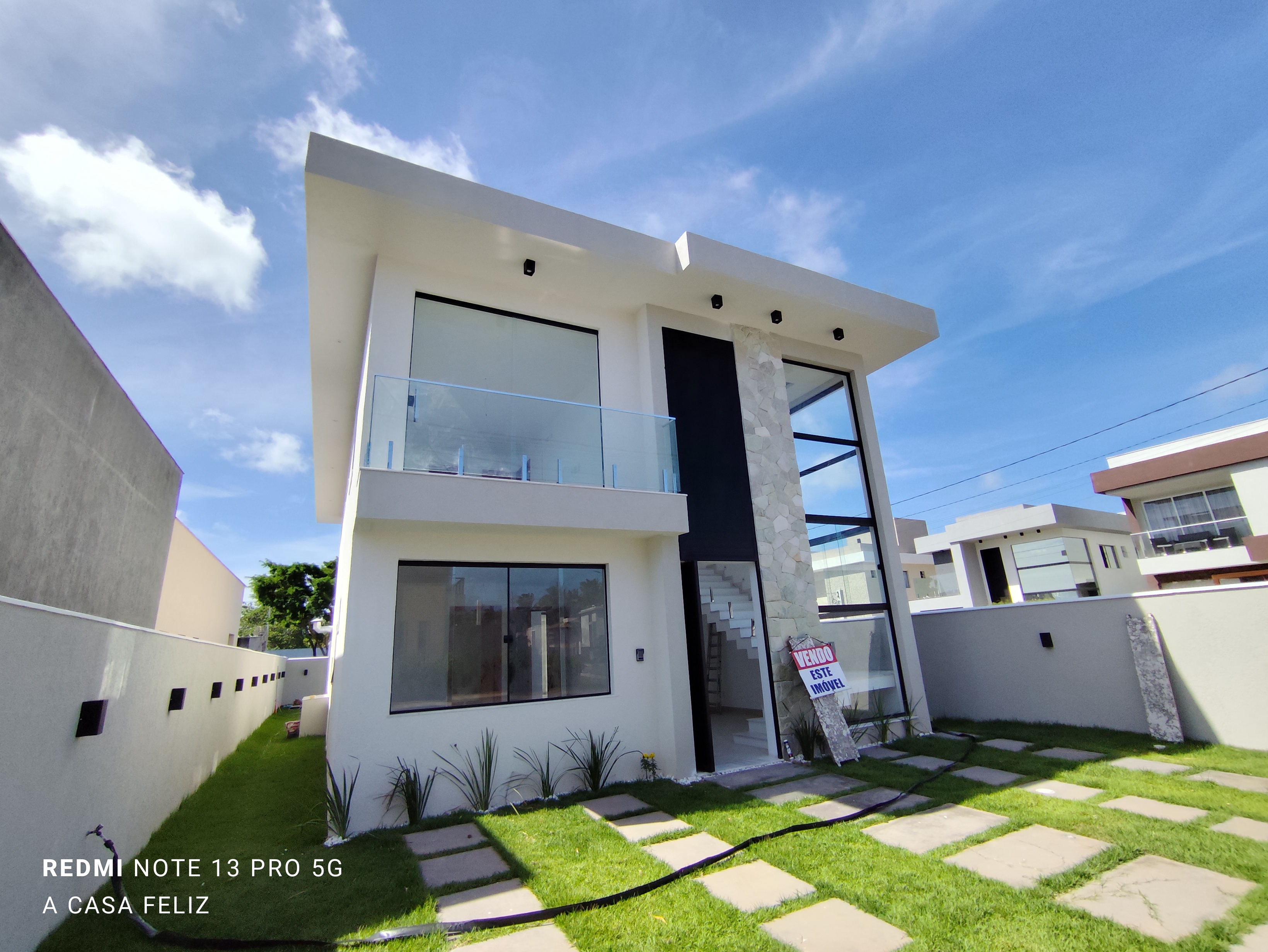 EXCELENTE CASA &Agrave; VENDA (4 Su&iacute;tes)  &ndash; CONDOM&Iacute;NIO HORTOVILLE Rua Sucupió Camaçari - 