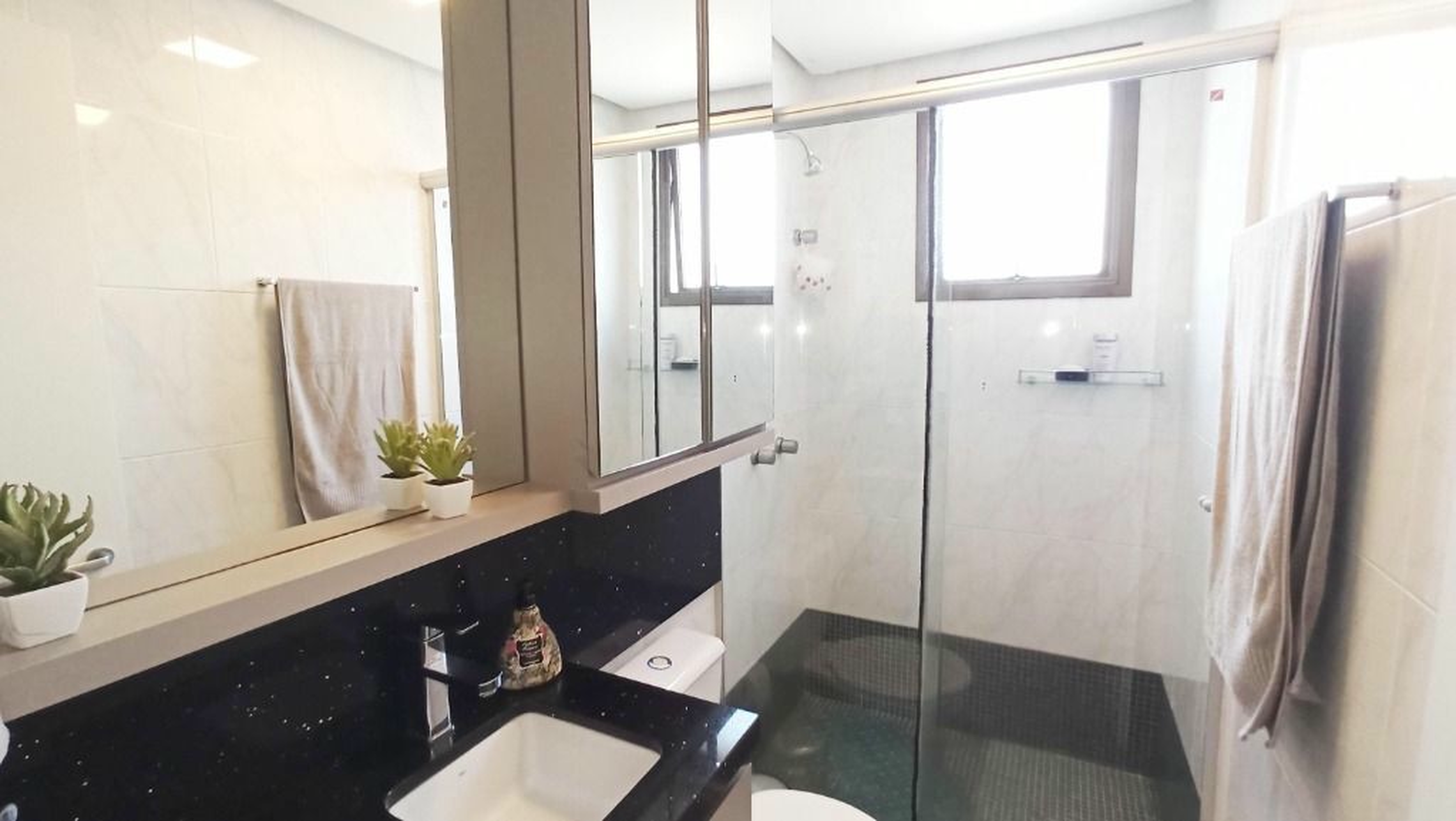 R$ 830.000 - PORTEIRA FECHADA - &Oacute;TIMO APARTAMENTO - 83M2 - 3 DORM - SU&Iacute;TE - 2 VAGAS Rua Monsenhor Veras Porto Alegre - 