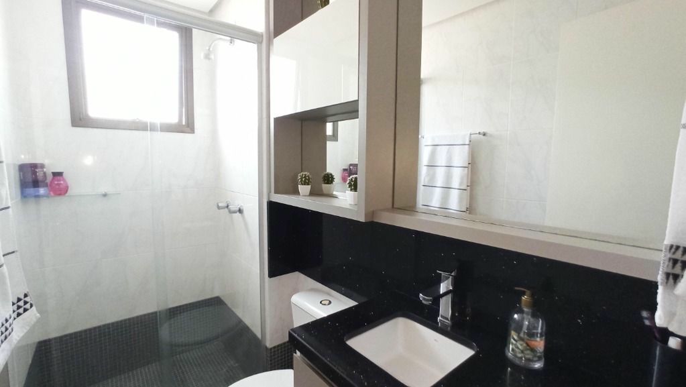 R$ 830.000 - PORTEIRA FECHADA - &Oacute;TIMO APARTAMENTO - 83M2 - 3 DORM - SU&Iacute;TE - 2 VAGAS Rua Monsenhor Veras Porto Alegre - 