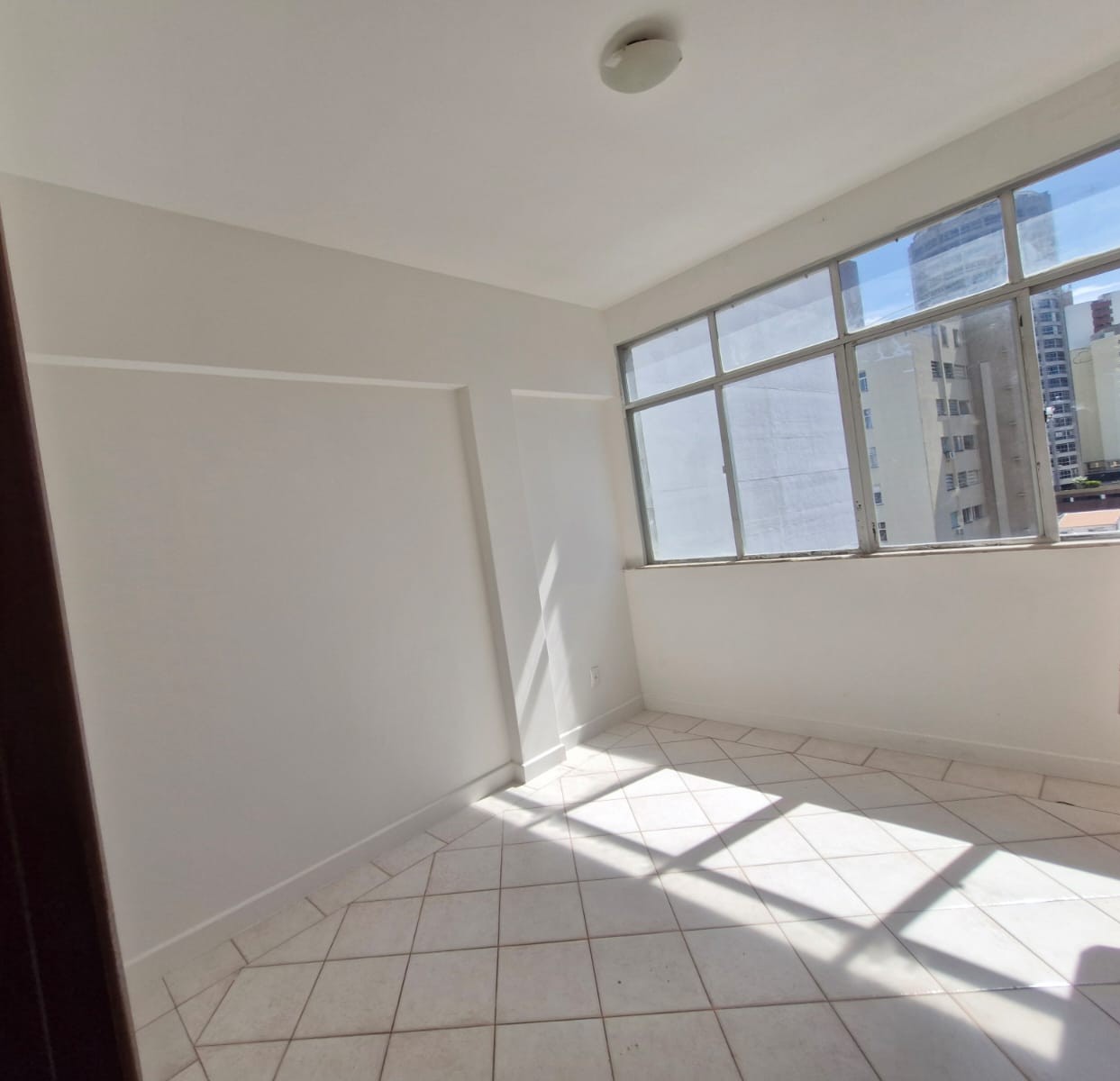 APARTAMENTO 4 QUARTOS 2 SU&Iacute;TES DEPEND&Ecirc;NCIA GARAGEM ELEVADOR PORTARIA &Agrave; VENDA NA BARRA! Rua Doutora Praguer Fróes Salvador - 