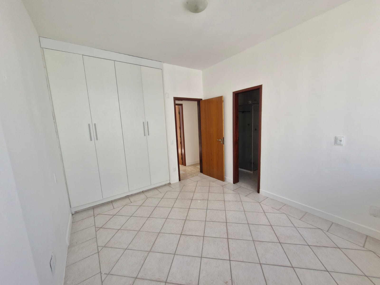 APARTAMENTO 4 QUARTOS 2 SU&Iacute;TES DEPEND&Ecirc;NCIA GARAGEM ELEVADOR PORTARIA &Agrave; VENDA NA BARRA! Rua Doutora Praguer Fróes Salvador - 
