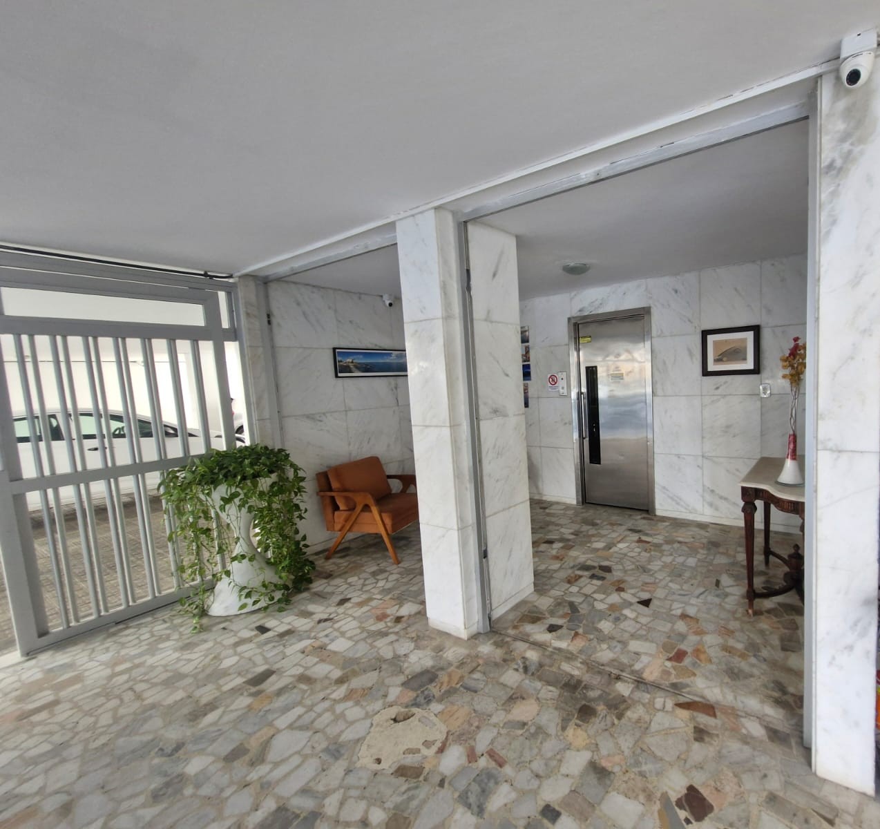 APARTAMENTO 4 QUARTOS 2 SU&Iacute;TES DEPEND&Ecirc;NCIA GARAGEM ELEVADOR PORTARIA &Agrave; VENDA NA BARRA! Rua Doutora Praguer Fróes Salvador - 