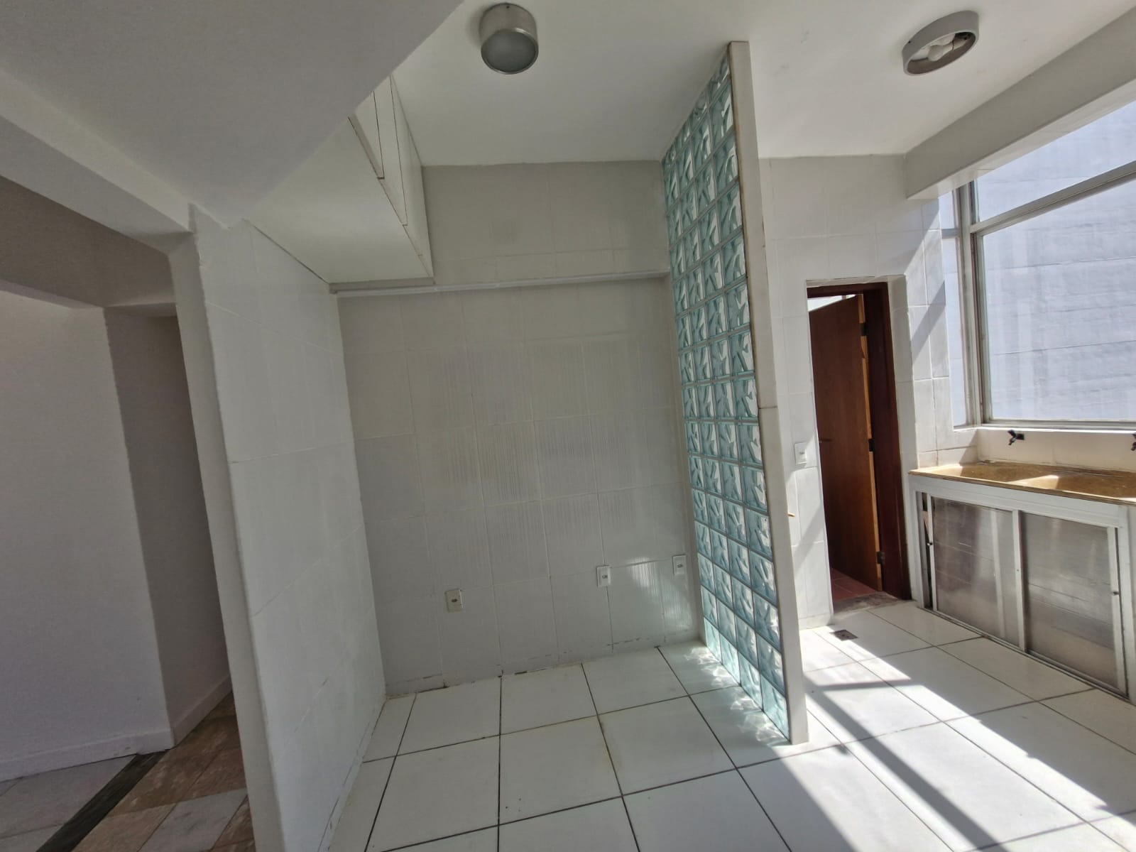 APARTAMENTO 4 QUARTOS 2 SU&Iacute;TES DEPEND&Ecirc;NCIA GARAGEM ELEVADOR PORTARIA &Agrave; VENDA NA BARRA! Rua Doutora Praguer Fróes Salvador - 