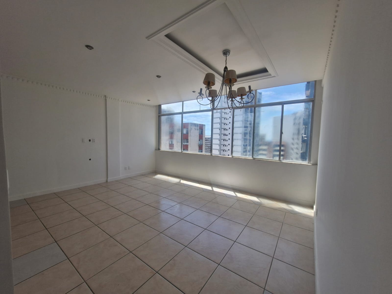 APARTAMENTO 4 QUARTOS 2 SU&Iacute;TES DEPEND&Ecirc;NCIA GARAGEM ELEVADOR PORTARIA &Agrave; VENDA NA BARRA! Rua Doutora Praguer Fróes Salvador - 