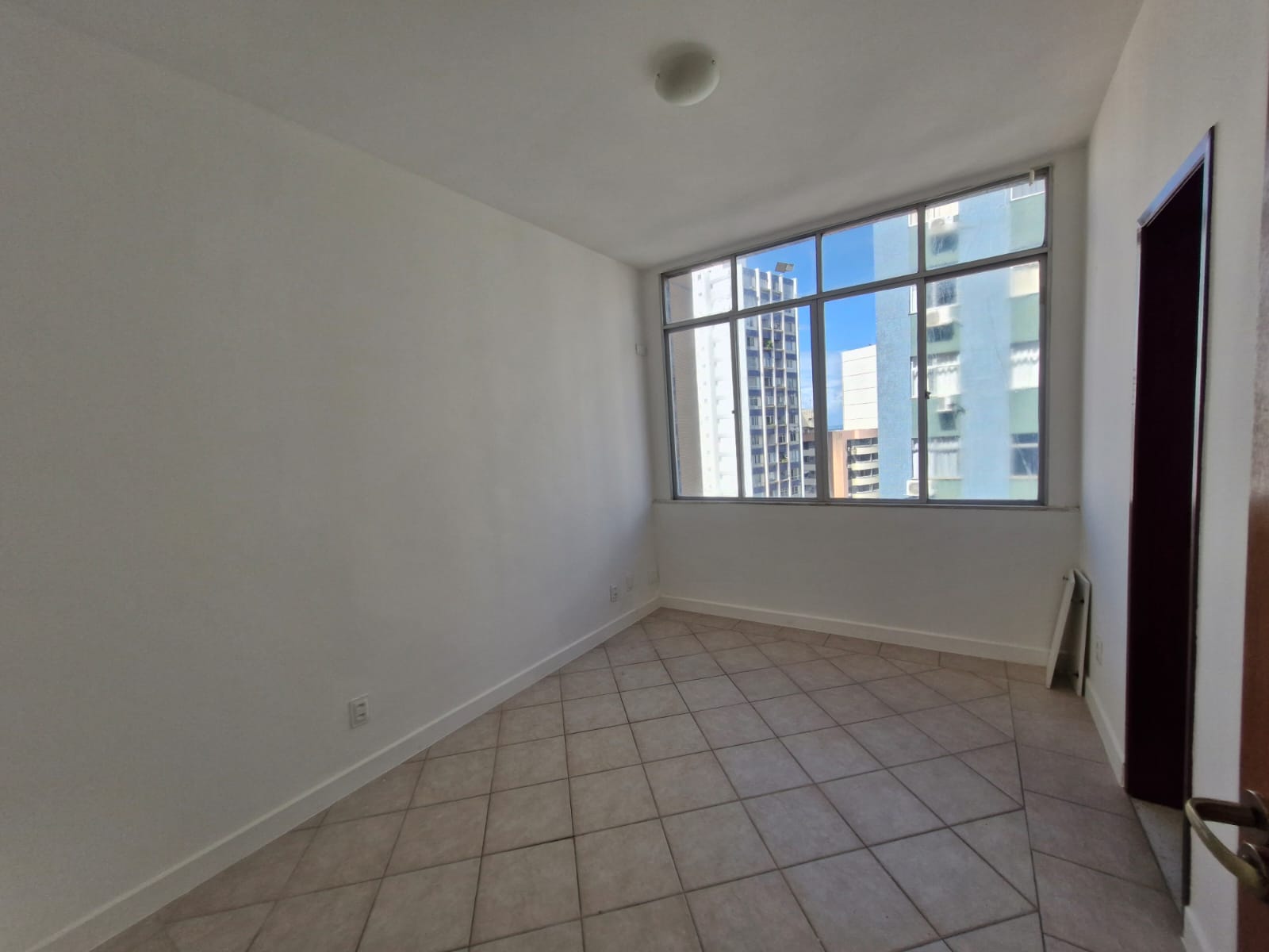 APARTAMENTO 4 QUARTOS 2 SU&Iacute;TES DEPEND&Ecirc;NCIA GARAGEM ELEVADOR PORTARIA &Agrave; VENDA NA BARRA! Rua Doutora Praguer Fróes Salvador - 