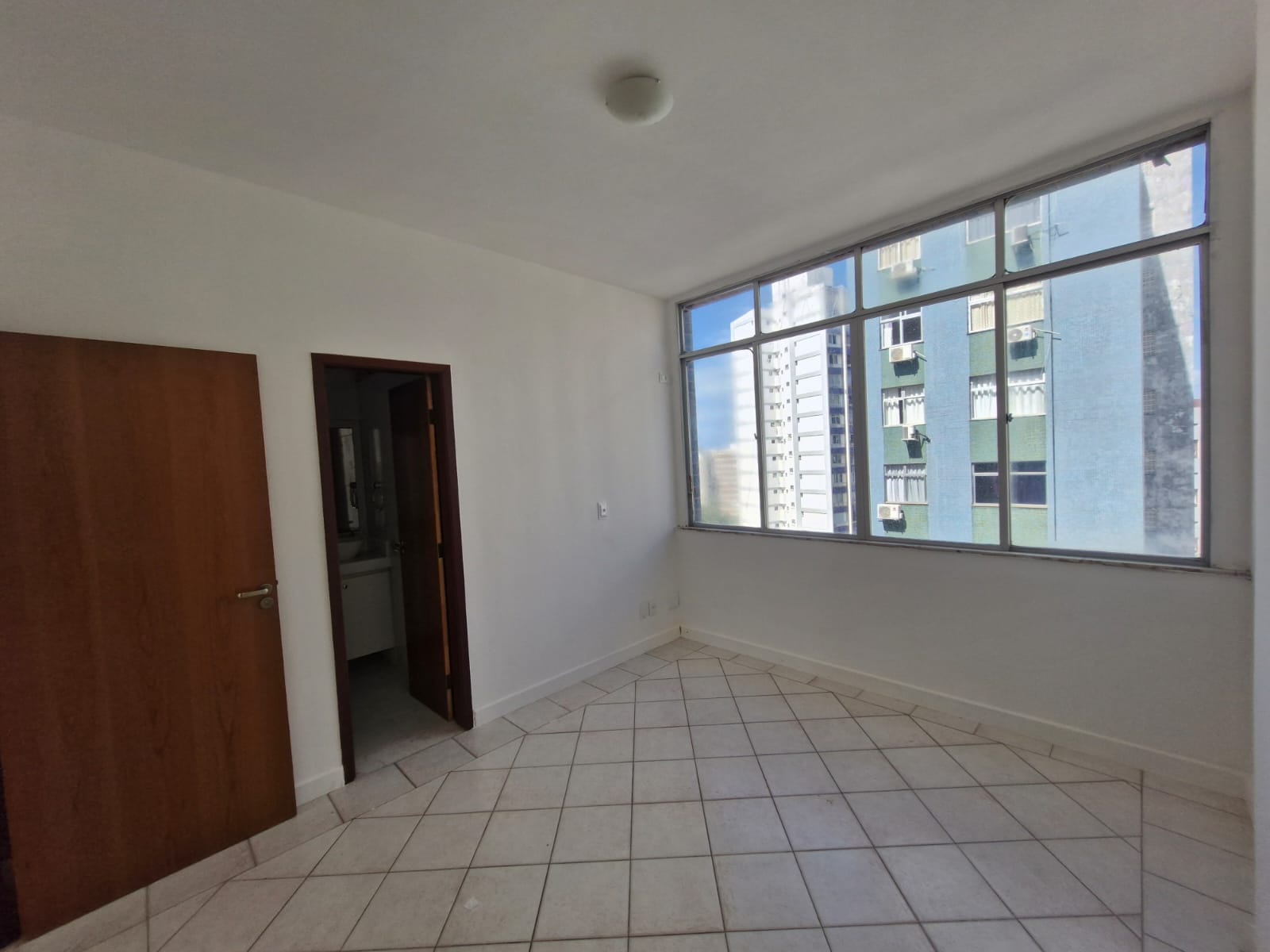 APARTAMENTO 4 QUARTOS 2 SU&Iacute;TES DEPEND&Ecirc;NCIA GARAGEM ELEVADOR PORTARIA &Agrave; VENDA NA BARRA! Rua Doutora Praguer Fróes Salvador - 