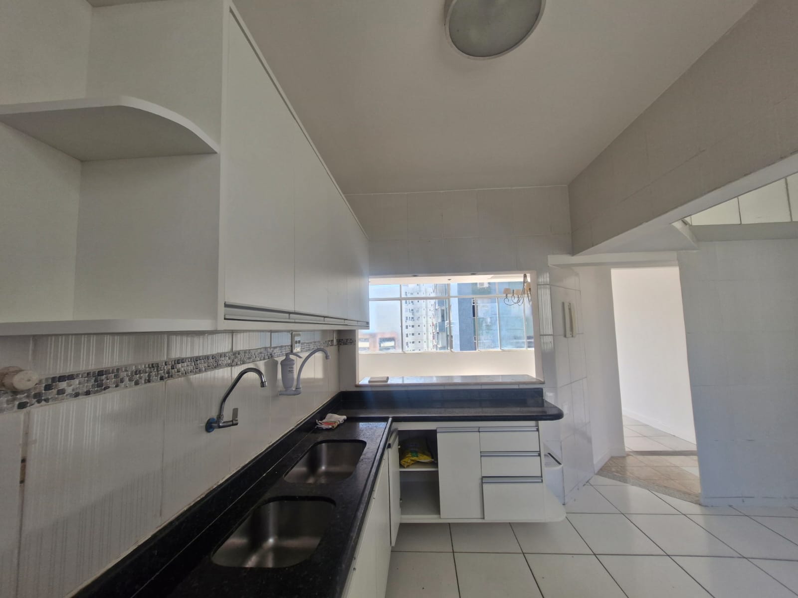 APARTAMENTO 4 QUARTOS 2 SU&Iacute;TES DEPEND&Ecirc;NCIA GARAGEM ELEVADOR PORTARIA &Agrave; VENDA NA BARRA! Rua Doutora Praguer Fróes Salvador - 