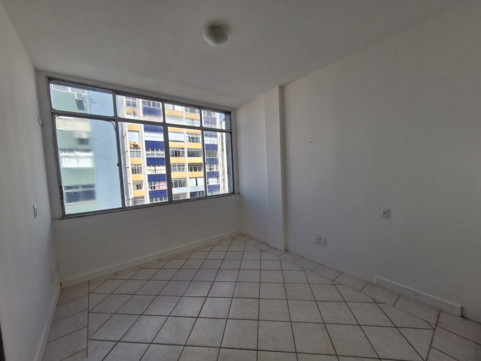 APARTAMENTO 4 QUARTOS 2 SU&Iacute;TES DEPEND&Ecirc;NCIA GARAGEM ELEVADOR PORTARIA &Agrave; VENDA NA BARRA! Rua Doutora Praguer Fróes Salvador - 