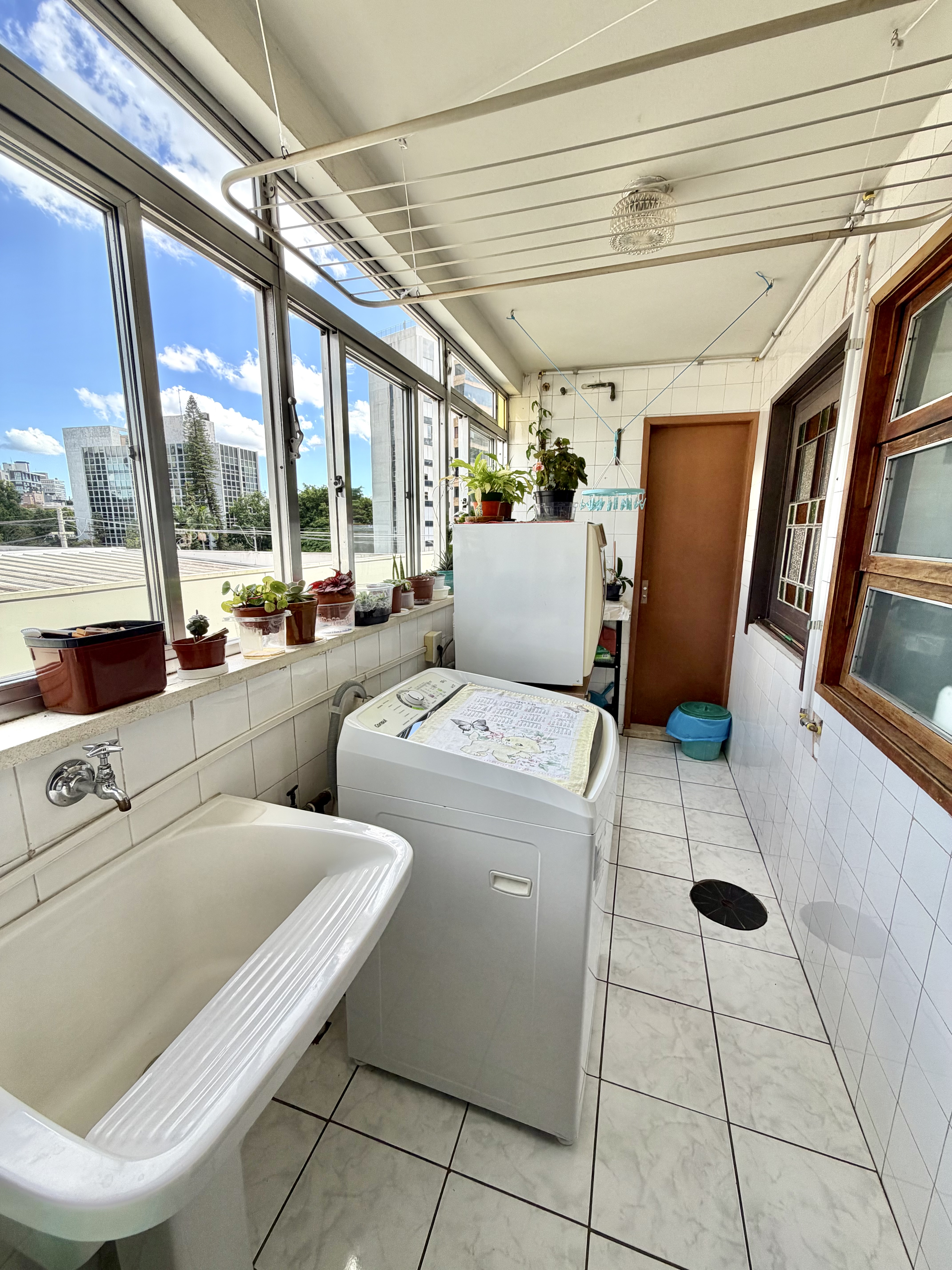 R$ 850.000 - ENORME APARTAMENTO - 157M2 - SACADA - VISTA LIVRE - 3 DORM - 2 VAGAS Avenida Carlos Gomes Porto Alegre - 