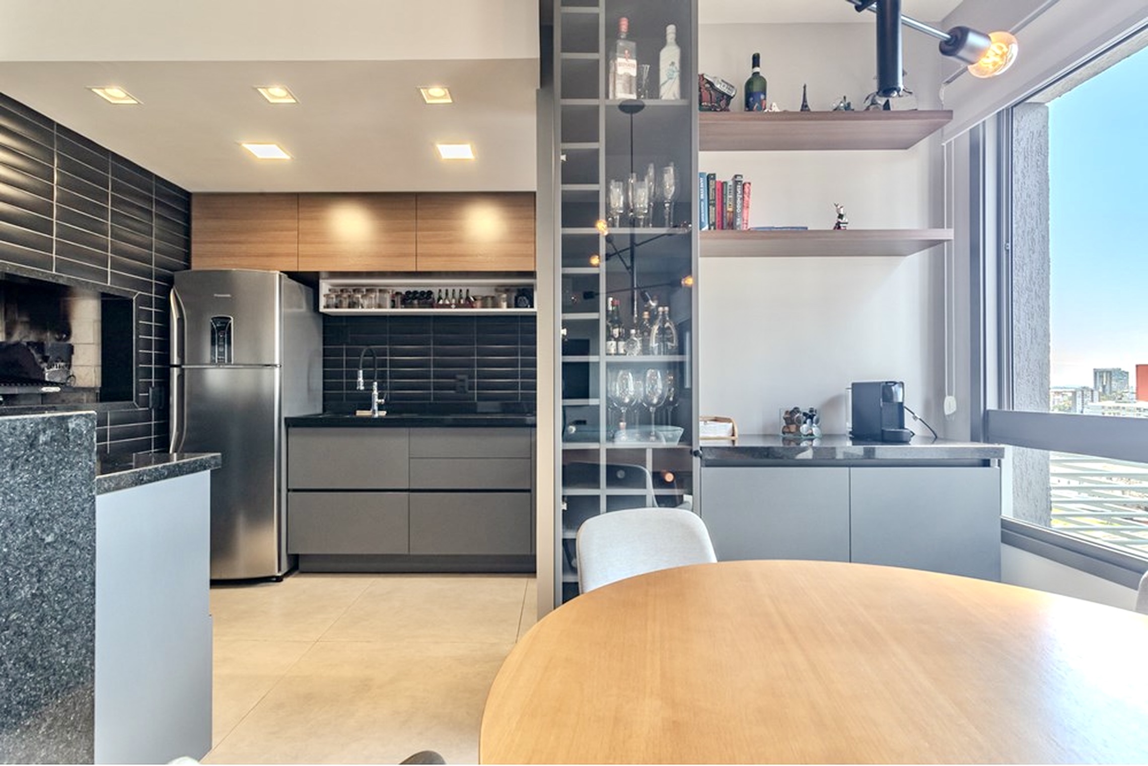 R$ 830.000 - LINDO APARTAMENTO - 75M2 - 2 DORM - SU&Iacute;TE - CHURRASQUEIRA - 2 VAGAS Avenida João Pessoa Porto Alegre - 