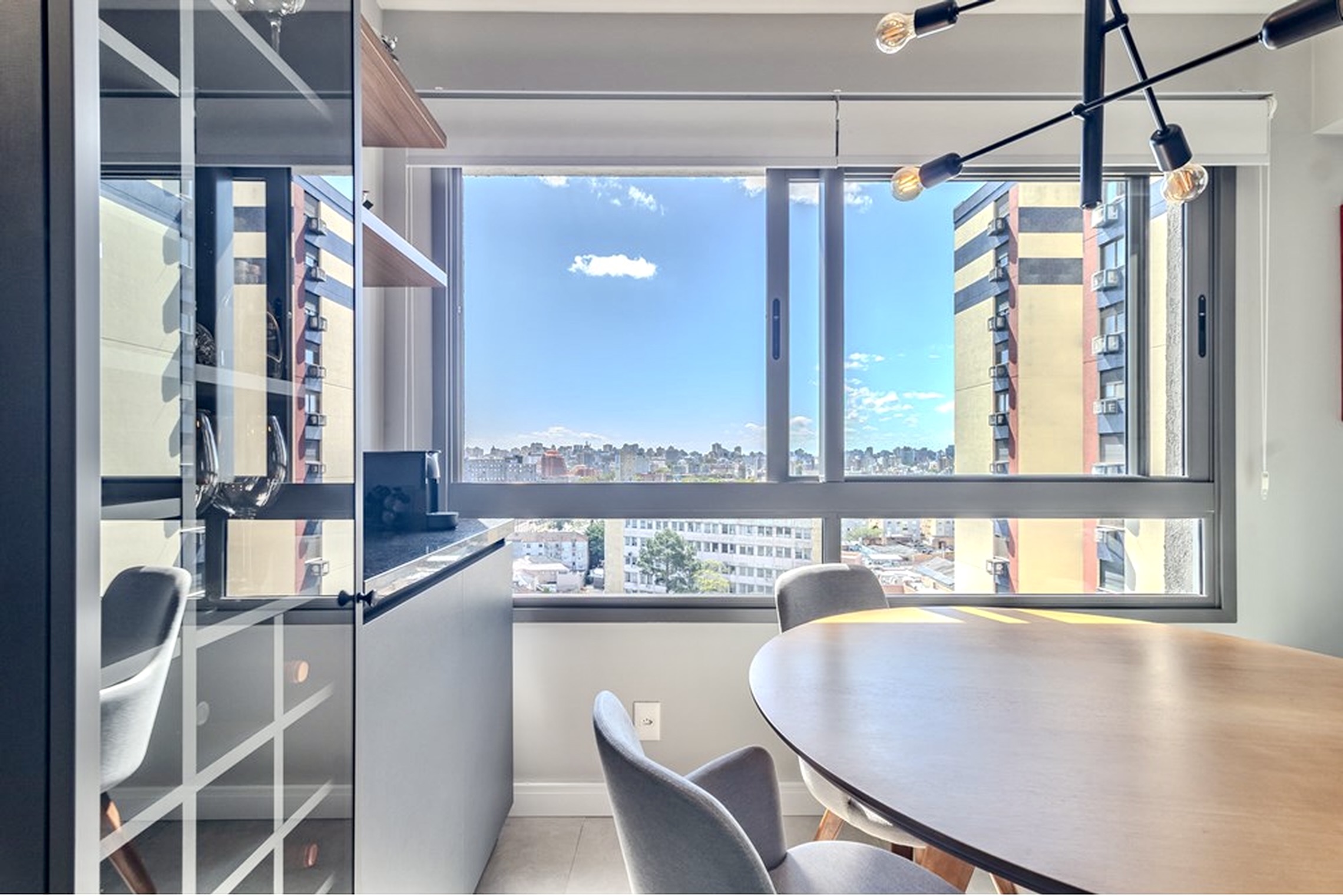 R$ 830.000 - LINDO APARTAMENTO - 75M2 - 2 DORM - SU&Iacute;TE - CHURRASQUEIRA - 2 VAGAS Avenida João Pessoa Porto Alegre - 