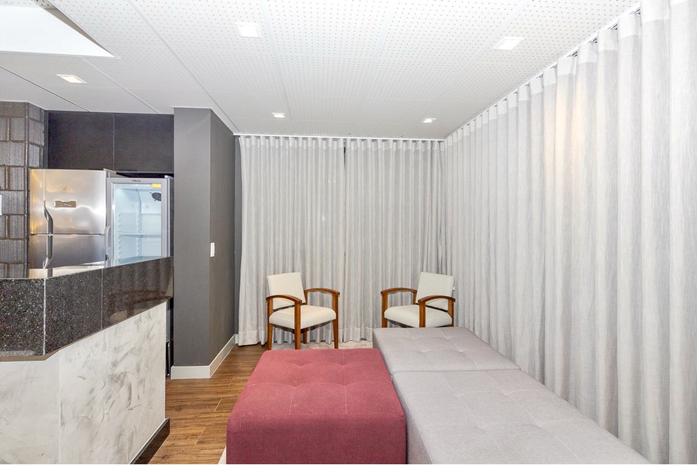 R$ 830.000 - LINDO APARTAMENTO - 75M2 - 2 DORM - SU&Iacute;TE - CHURRASQUEIRA - 2 VAGAS Avenida João Pessoa Porto Alegre - 