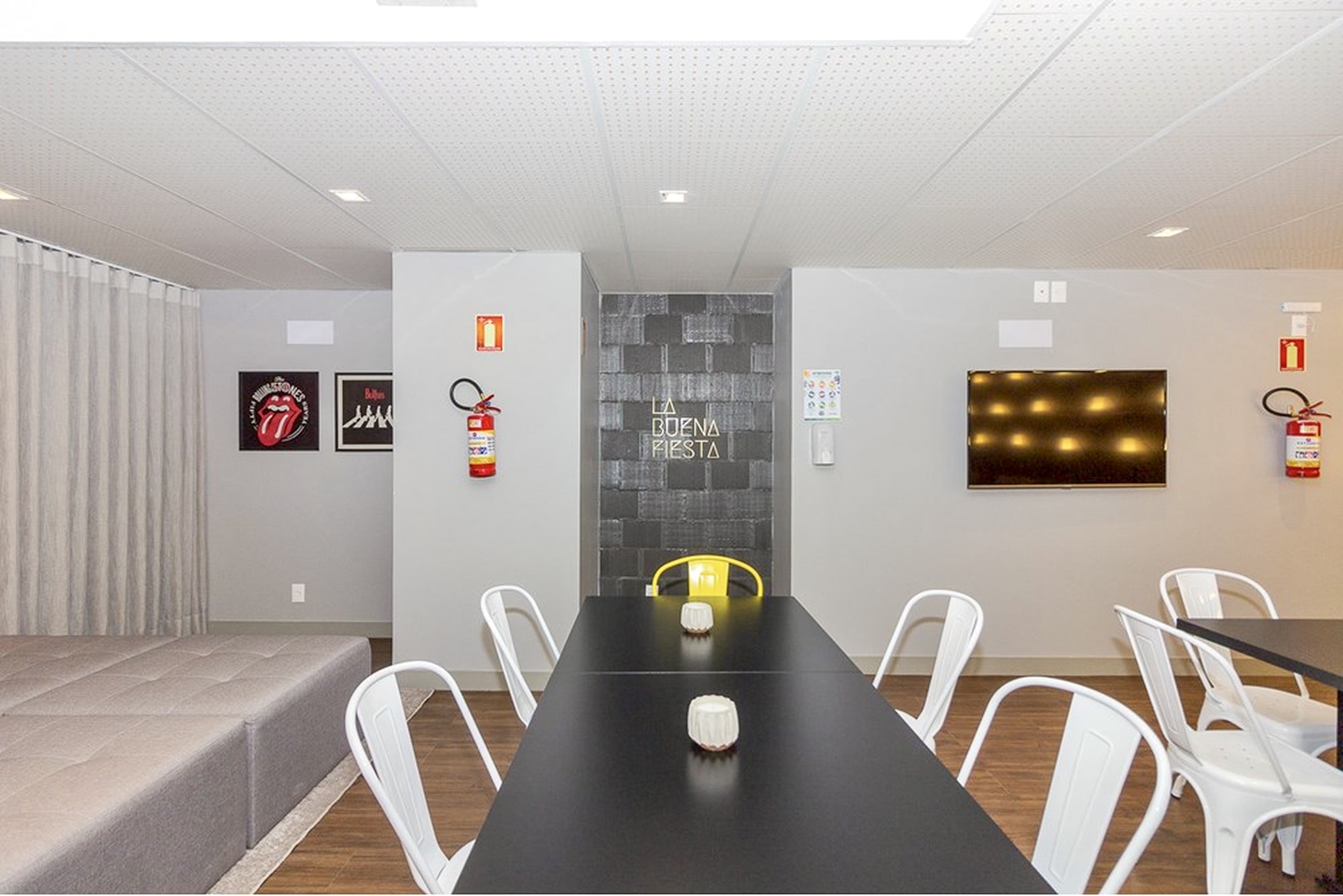 R$ 830.000 - LINDO APARTAMENTO - 75M2 - 2 DORM - SU&Iacute;TE - CHURRASQUEIRA - 2 VAGAS Avenida João Pessoa Porto Alegre - 