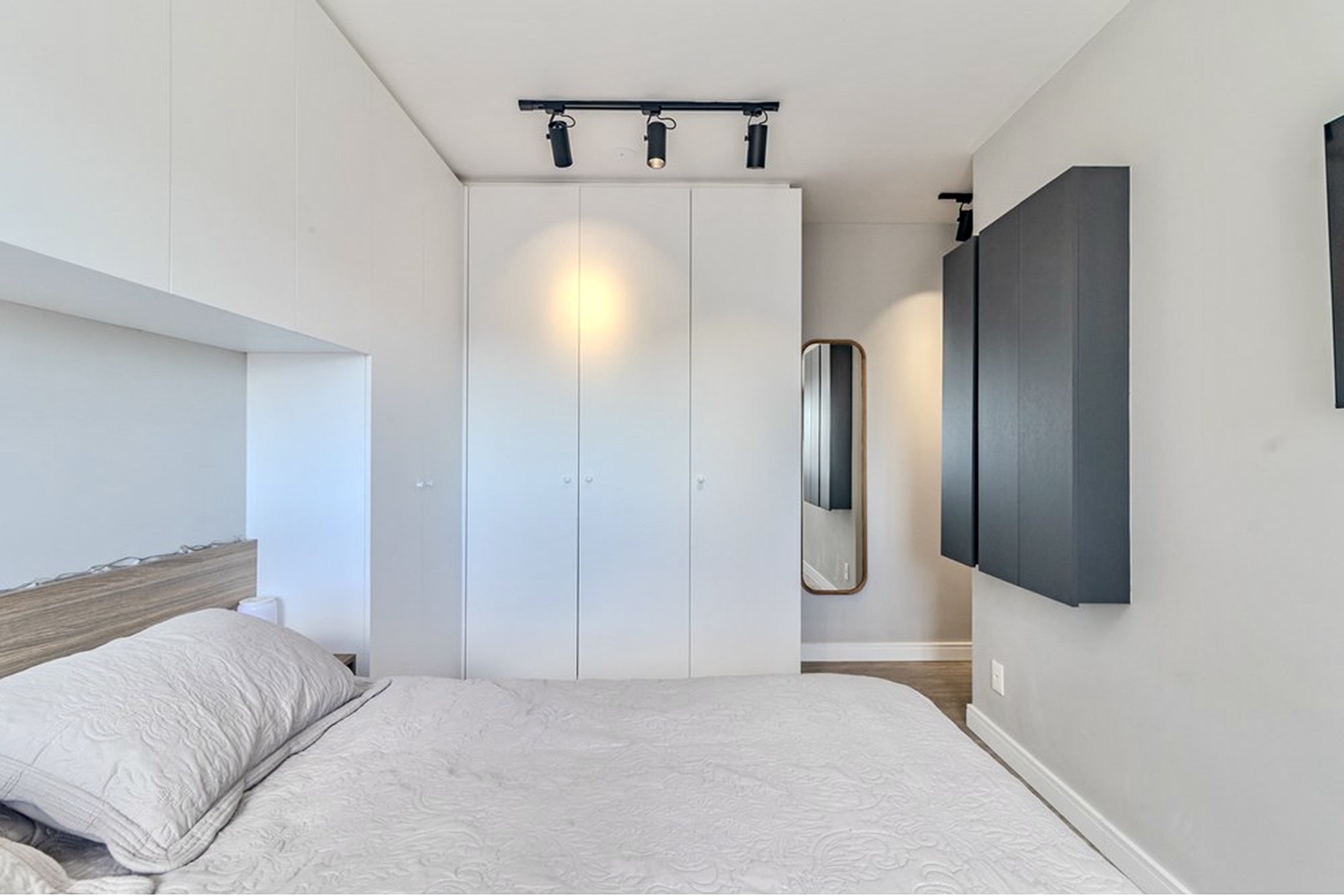 R$ 830.000 - LINDO APARTAMENTO - 75M2 - 2 DORM - SU&Iacute;TE - CHURRASQUEIRA - 2 VAGAS Avenida João Pessoa Porto Alegre - 