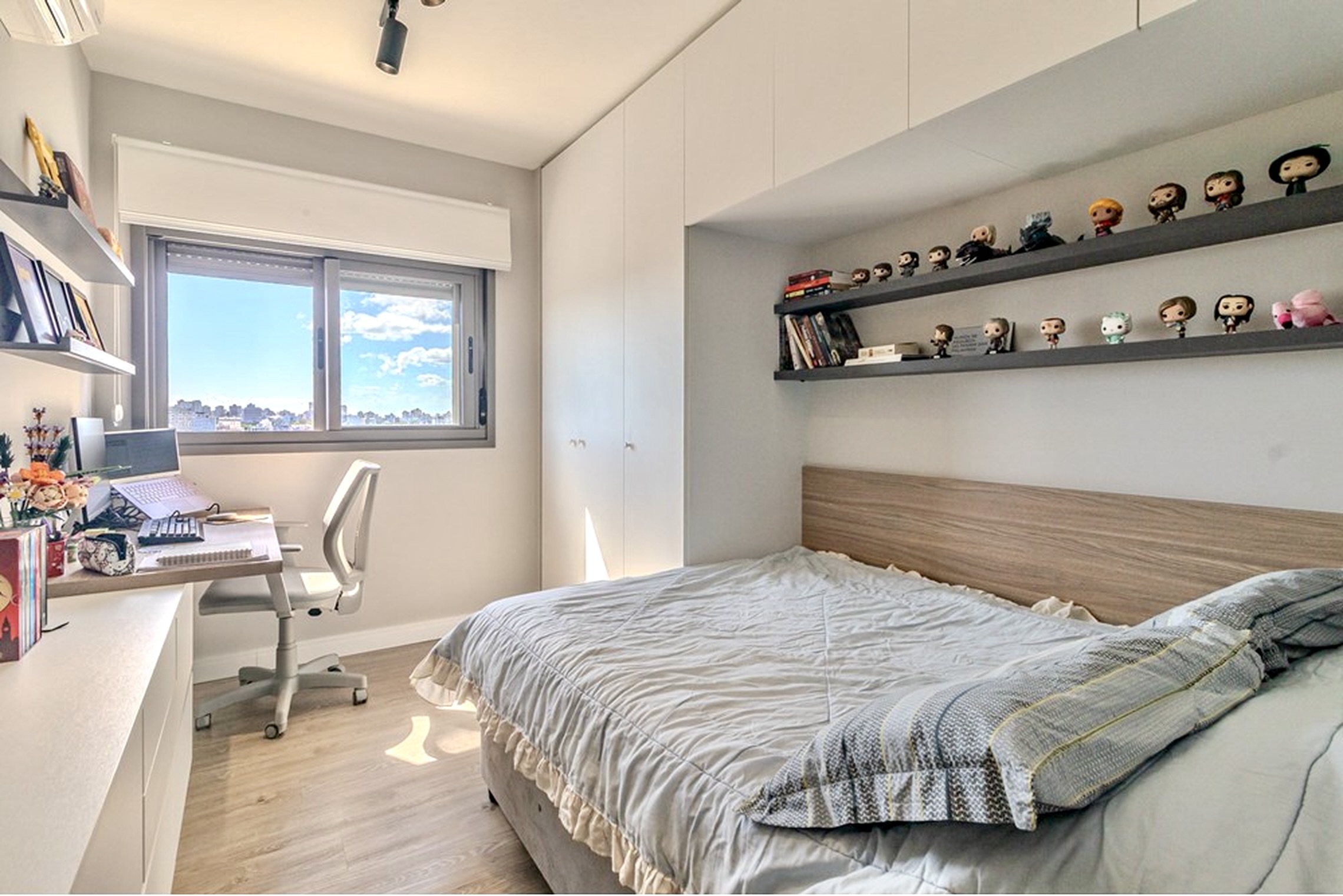 R$ 830.000 - LINDO APARTAMENTO - 75M2 - 2 DORM - SU&Iacute;TE - CHURRASQUEIRA - 2 VAGAS Avenida João Pessoa Porto Alegre - 