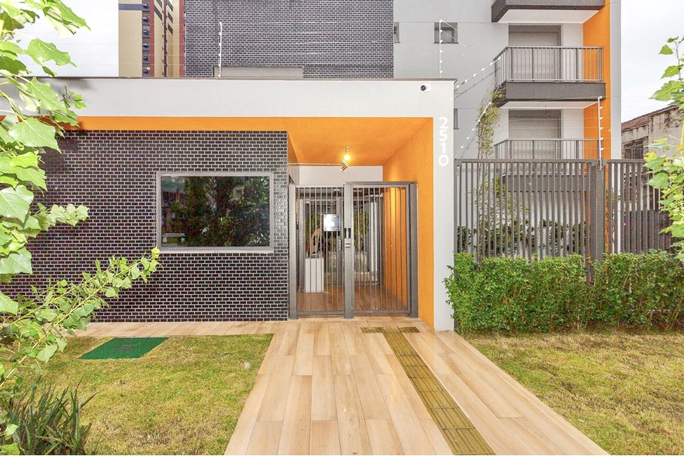 R$ 830.000 - LINDO APARTAMENTO - 75M2 - 2 DORM - SU&Iacute;TE - CHURRASQUEIRA - 2 VAGAS Avenida João Pessoa Porto Alegre - 